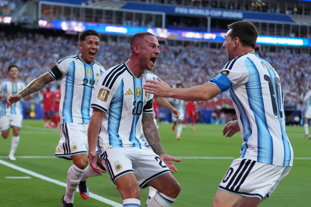 Lionel Scaloni v&agrave; triết l&yacute; "chịu khổ": B&iacute; quyết đưa Argentina tiến gần th&ecirc;m một kỳ t&iacute;ch - Ảnh 2.