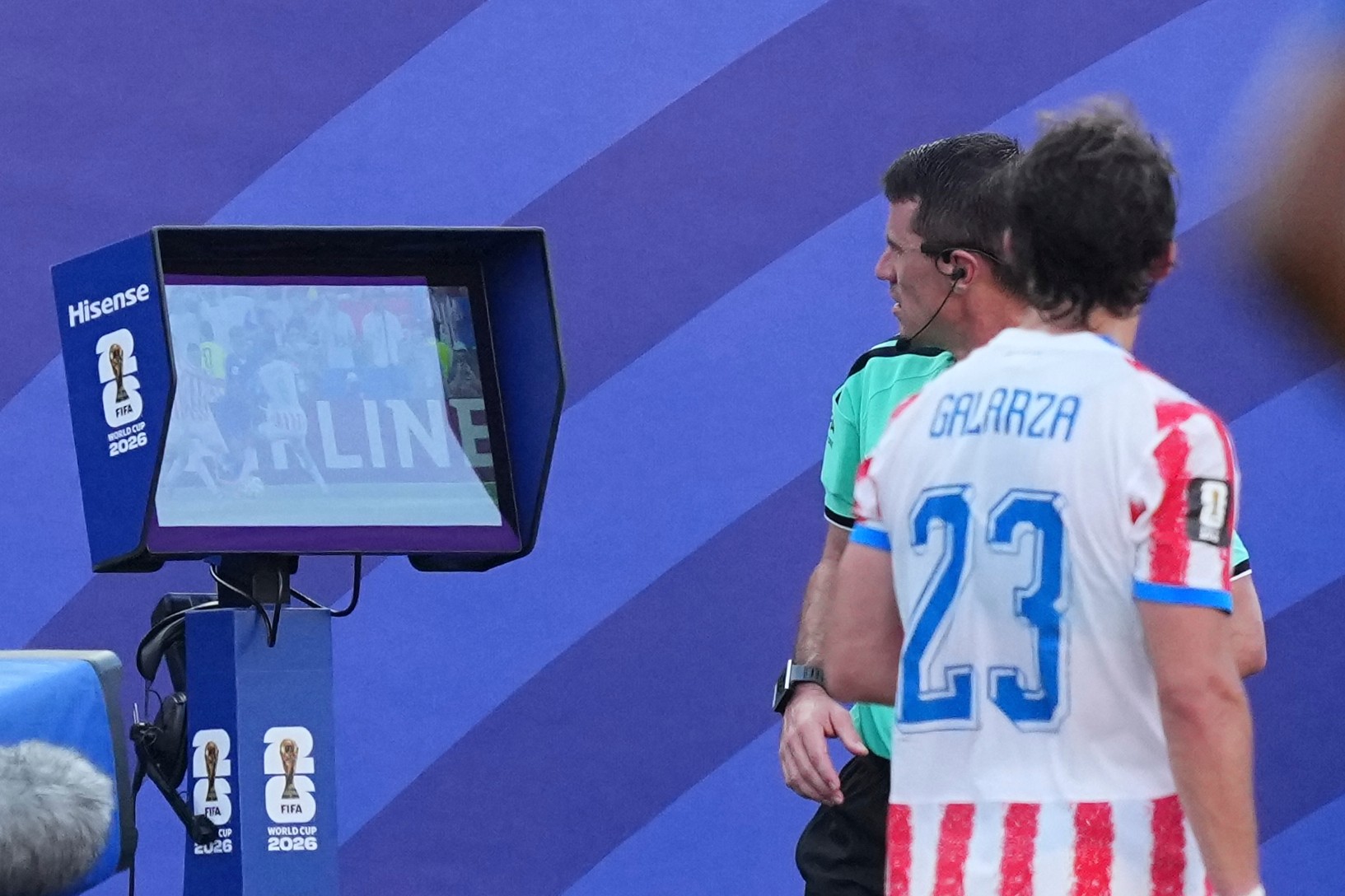 VAR đang "tiến hóa" thế nào sau hơn 1 thập kỷ xuất hiện tại World Cup- Ảnh 2.