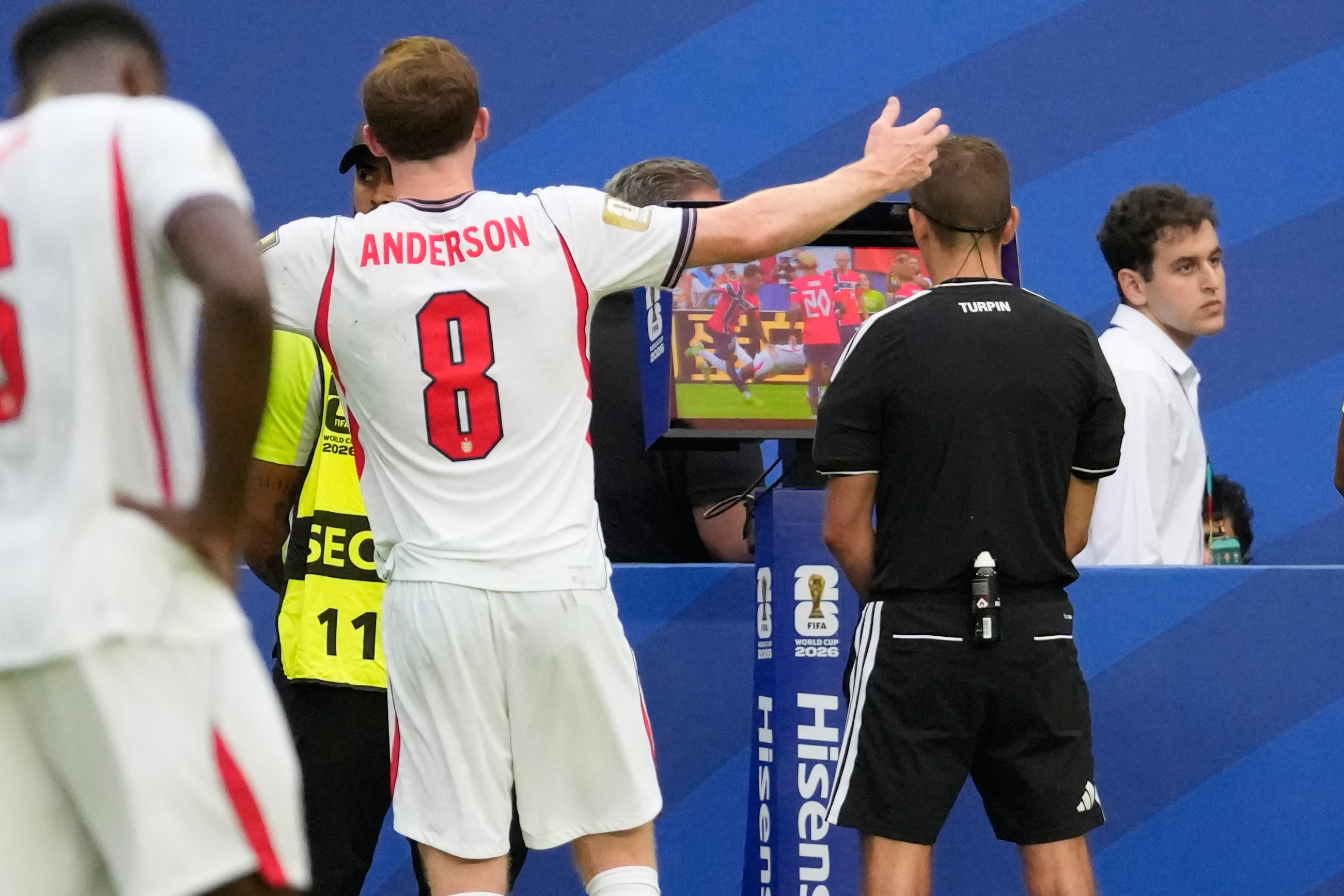 VAR đang "tiến hóa" thế nào sau hơn 1 thập kỷ xuất hiện tại World Cup- Ảnh 1.