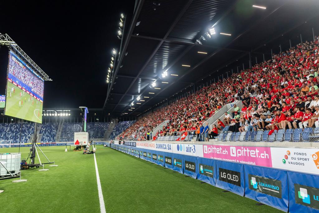 Bên trong "cỗ máy" sản xuất truyền hình FIFA World Cup 2026: 16 ê kíp sản xuất, 45 camera mỗi trận, bùng nổ RefCam - Ảnh 1.