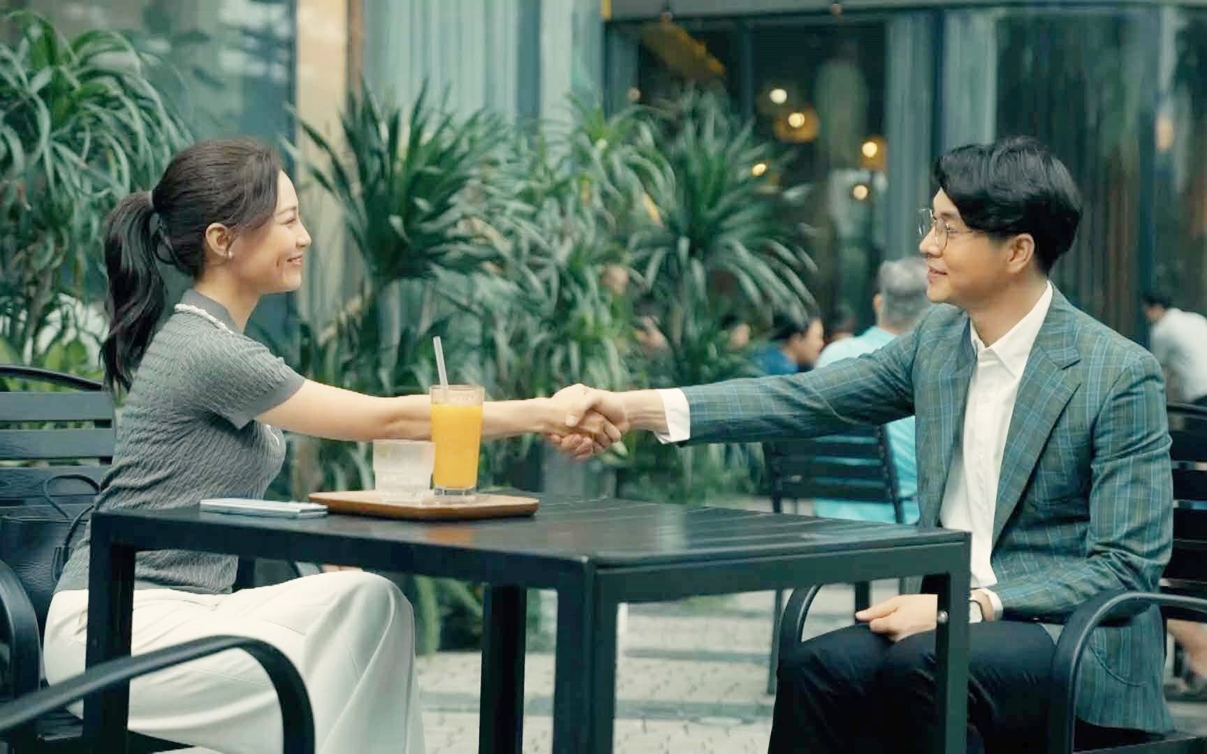Dưới ô cửa sáng đèn - Tập 26: Nhìn Diệu lên xe sang của Sơn, Sinh vừa cay, vừa tự ti- Ảnh 13.