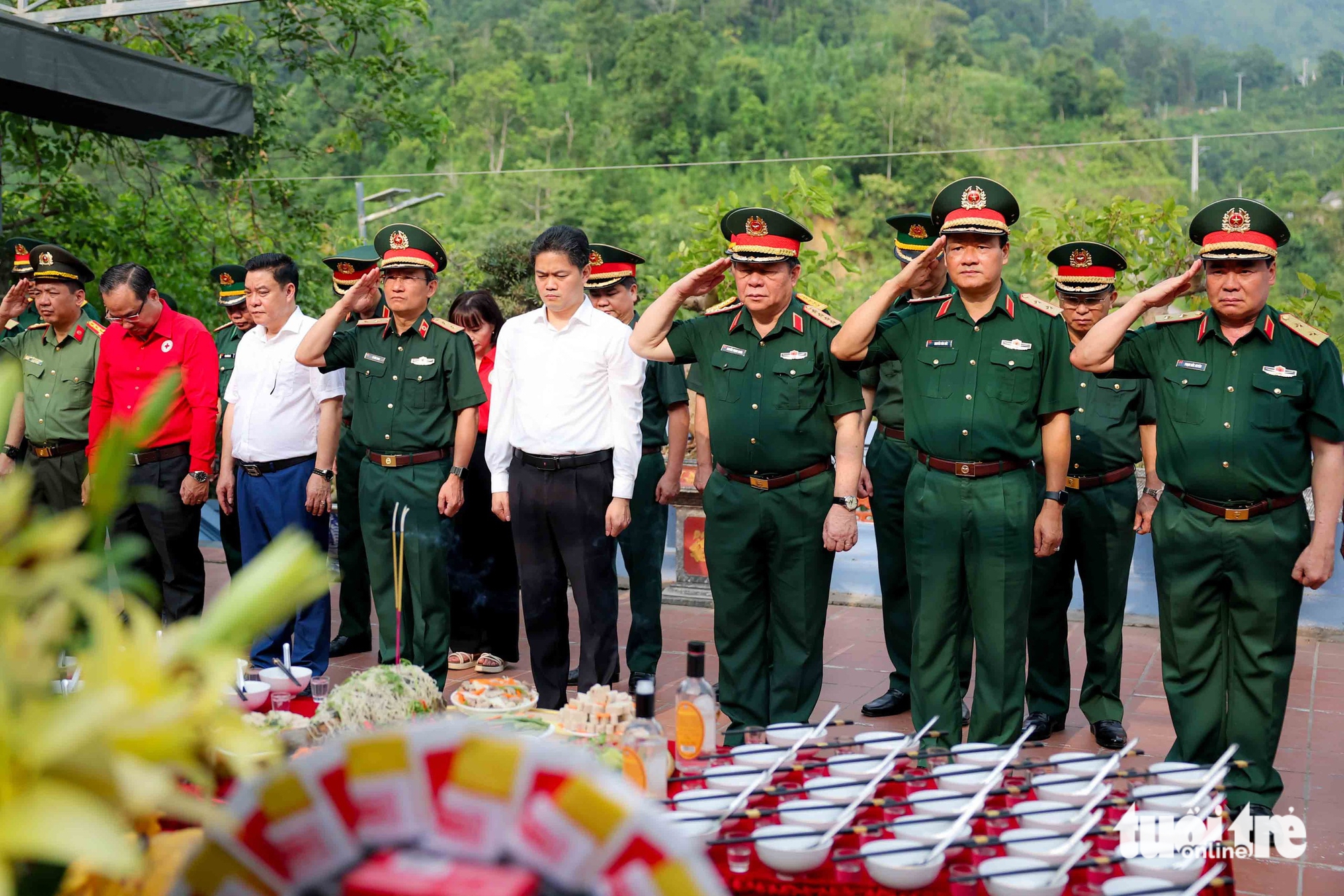 Đại tướng Nguyễn Trọng Nghĩa viếng liệt sĩ tại Mặt trận Vị Xuyên- Ảnh 2.