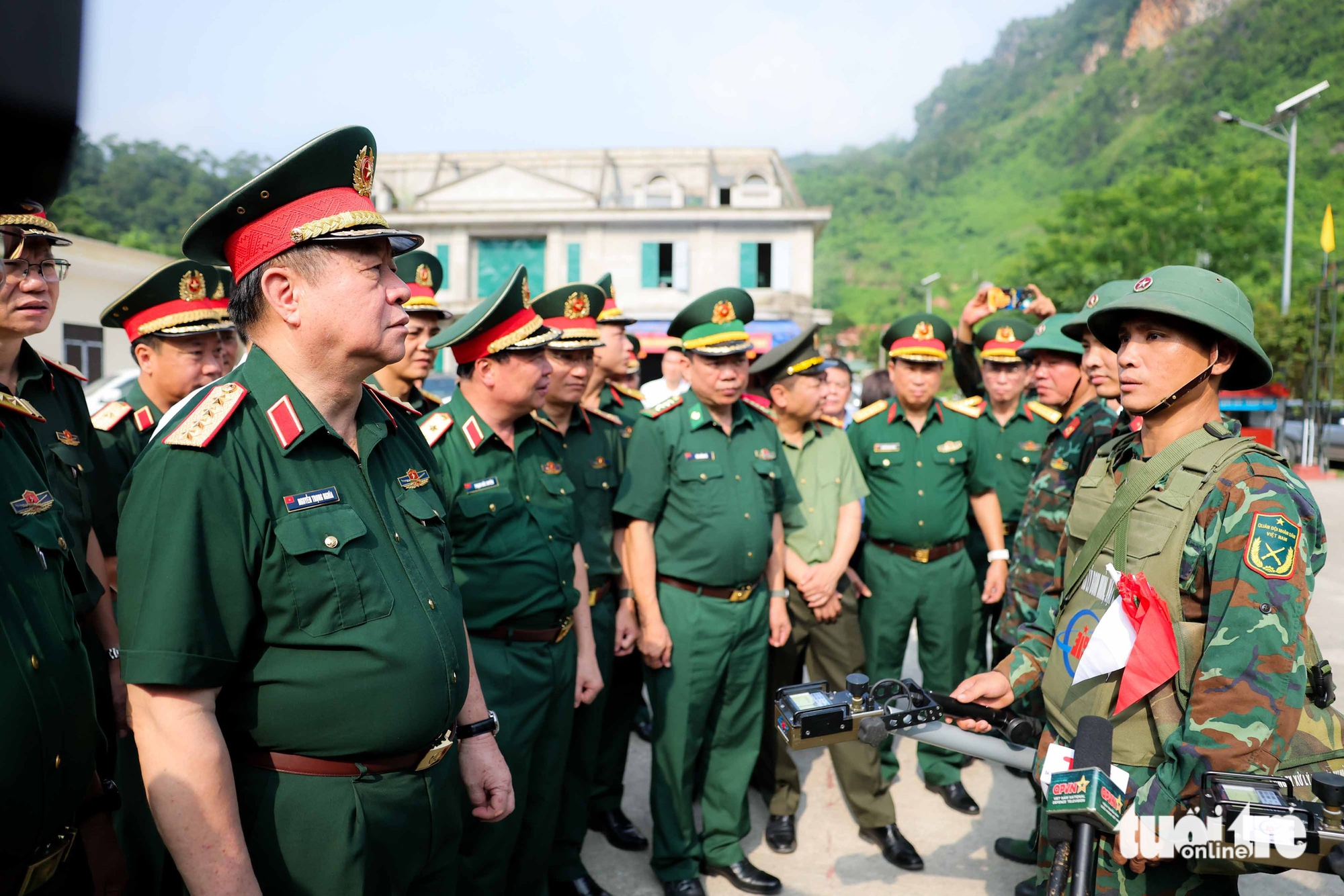 Đại tướng Nguyễn Trọng Nghĩa viếng liệt sĩ tại Mặt trận Vị Xuyên- Ảnh 5.