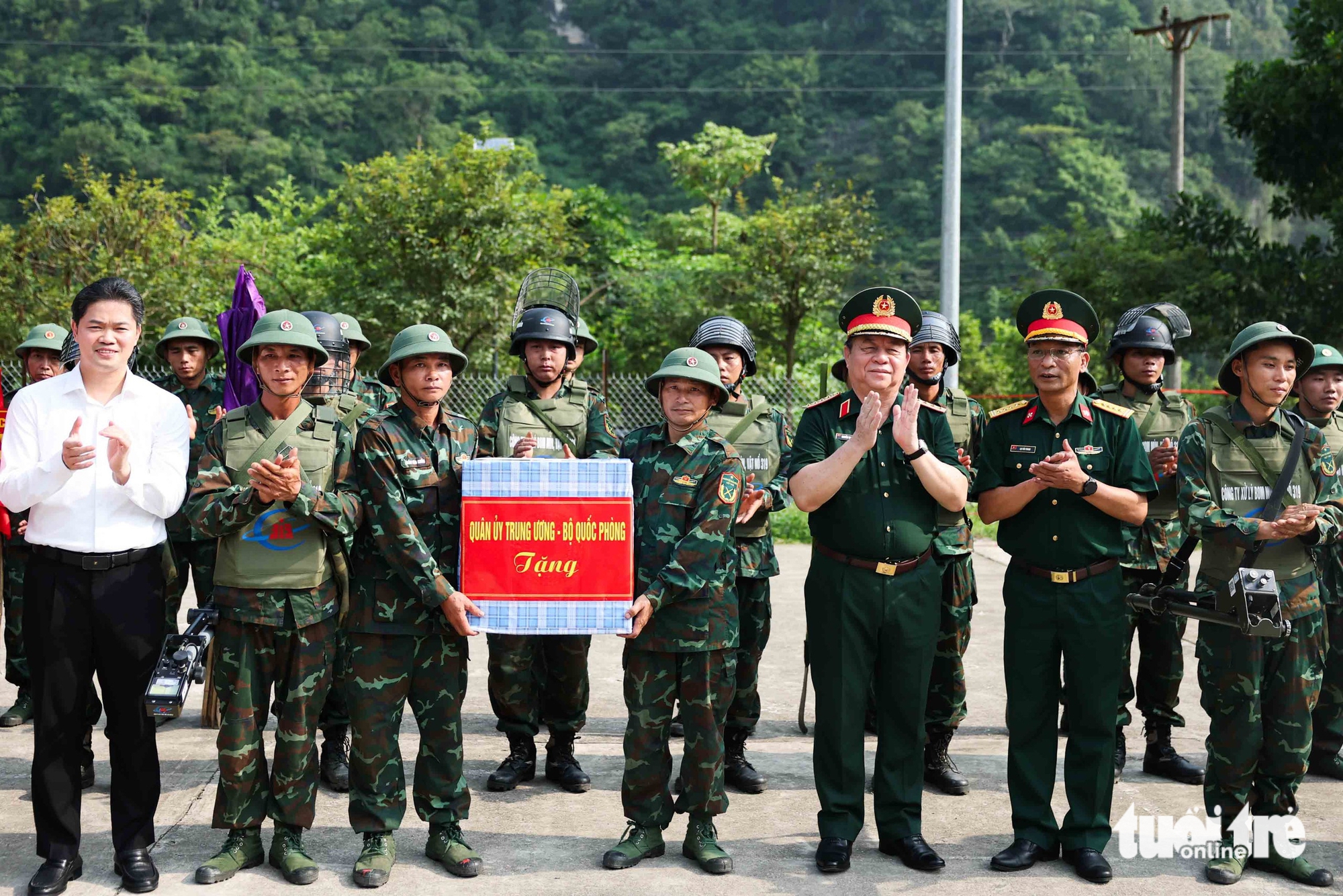 Đại tướng Nguyễn Trọng Nghĩa viếng liệt sĩ tại Mặt trận Vị Xuyên- Ảnh 6.