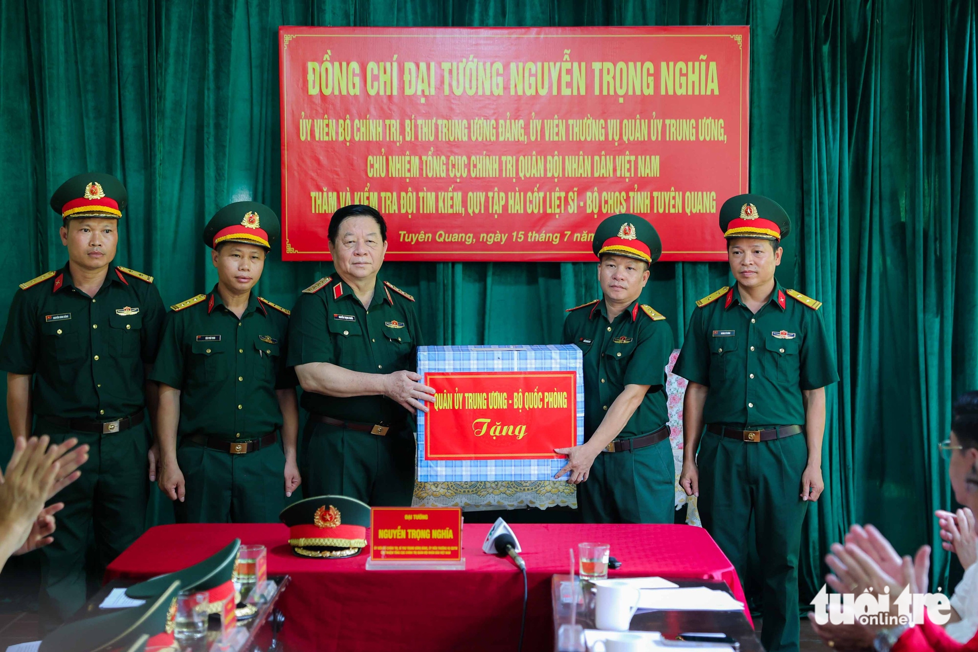 Đại tướng Nguyễn Trọng Nghĩa viếng liệt sĩ tại Mặt trận Vị Xuyên- Ảnh 7.