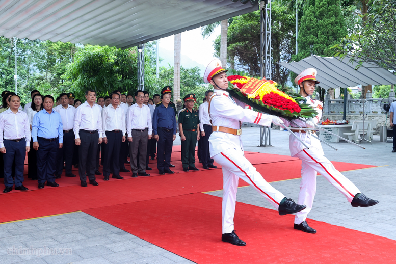 Thủ tướng L&ecirc; Minh Hưng d&acirc;ng hương tại Nghĩa trang liệt sĩ quốc gia Vị Xuy&ecirc;n (Tuy&ecirc;n Quang)- Ảnh 1.