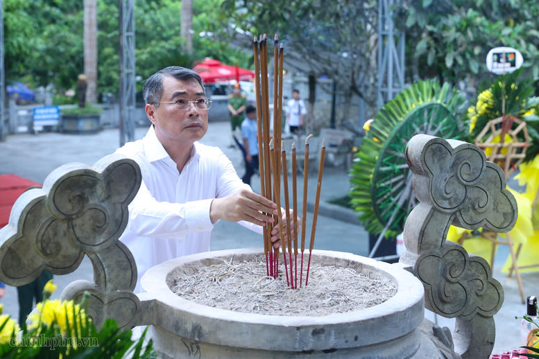 Thủ tướng L&ecirc; Minh Hưng d&acirc;ng hương tại Nghĩa trang liệt sĩ quốc gia Vị Xuy&ecirc;n (Tuy&ecirc;n Quang)- Ảnh 2.