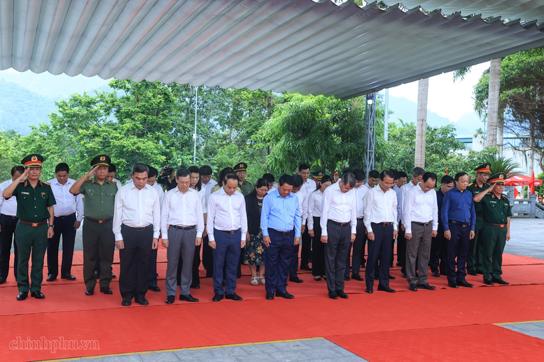 Thủ tướng L&ecirc; Minh Hưng d&acirc;ng hương tại Nghĩa trang liệt sĩ quốc gia Vị Xuy&ecirc;n (Tuy&ecirc;n Quang)- Ảnh 3.