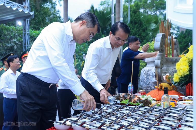 Thủ tướng L&ecirc; Minh Hưng d&acirc;ng hương tại Nghĩa trang liệt sĩ quốc gia Vị Xuy&ecirc;n (Tuy&ecirc;n Quang)- Ảnh 4.