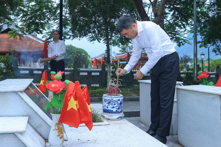 Thủ tướng L&ecirc; Minh Hưng d&acirc;ng hương tại Nghĩa trang liệt sĩ quốc gia Vị Xuy&ecirc;n (Tuy&ecirc;n Quang)- Ảnh 5.