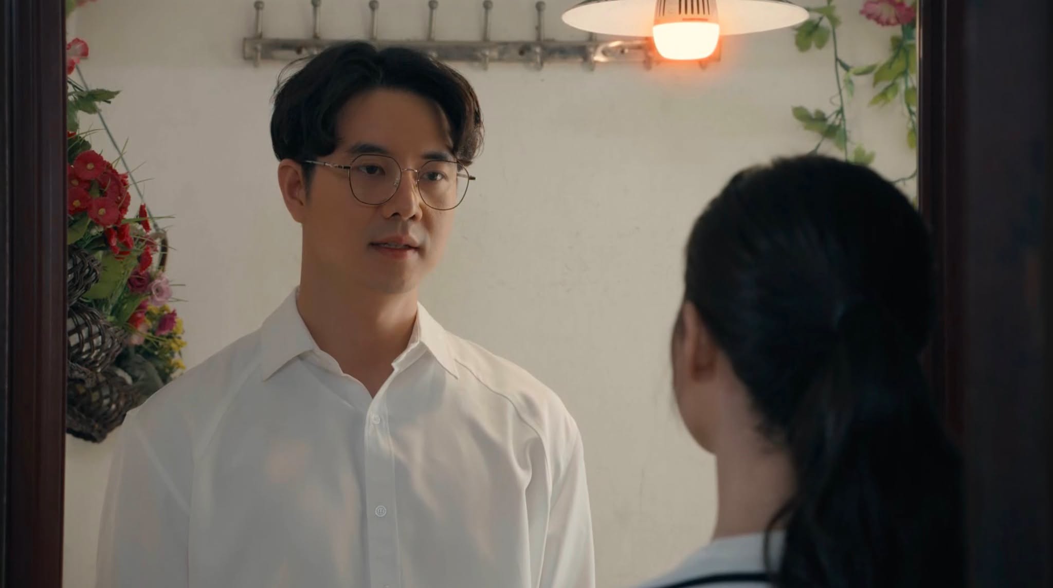 Dưới Ô Cửa Sáng Đèn - Tập 26: Nhìn Diệu Lên Xe Sang Của Sơn, Sinh Vừa Cay, Vừa Tự Ti- Ảnh 1.