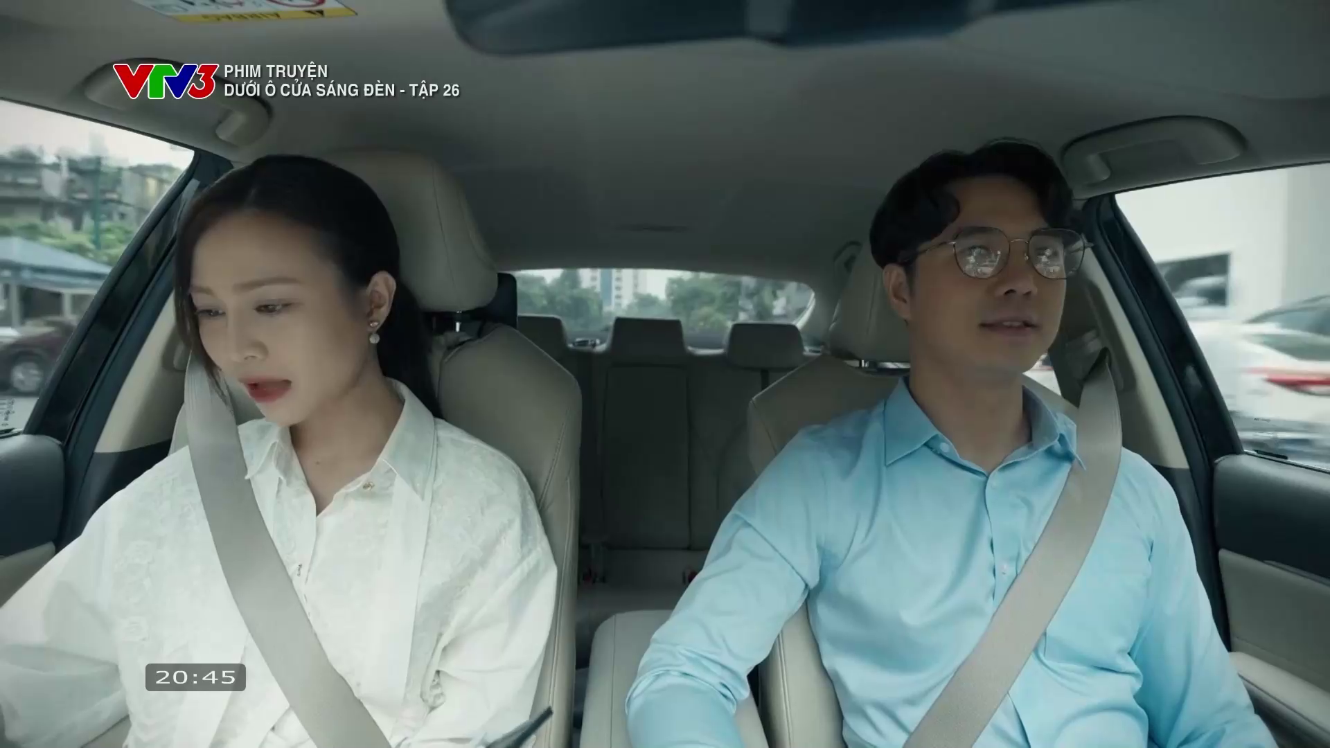 Dưới ô cửa sáng đèn - Tập 26: Nhìn Diệu lên xe sang của Sơn, Sinh vừa cay, vừa tự ti- Ảnh 12.