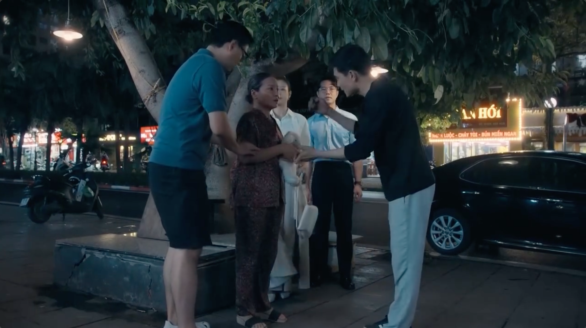 Dưới Ô Cửa Sáng Đèn - Tập 27: Sinh Giận Dỗi Khi Thấy Diệu Đi Với Sơn, Sau Đó Lại Nhắn Tin Xin Lỗi 25 Dưới Ô Cửa Sáng Đèn - Tập 27: Sinh Giận Lẫy Khi Thấy Diệu Đi Với Sơn, Sau Đó Lại Nhắn Tin Xin Lỗi - Ảnh 15.