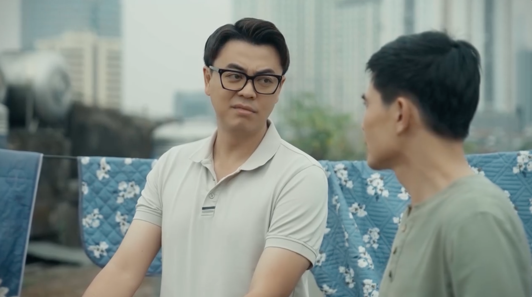 Dưới Ô Cửa Sáng Đèn - Tập 27: Sinh Giận Dỗi Khi Thấy Diệu Đi Với Sơn, Sau Đó Lại Nhắn Tin Xin Lỗi 11 Dưới Ô Cửa Sáng Đèn - Tập 27: Sinh Giận Lẫy Khi Thấy Diệu Đi Với Sơn, Sau Đó Lại Nhắn Tin Xin Lỗi - Ảnh 2.