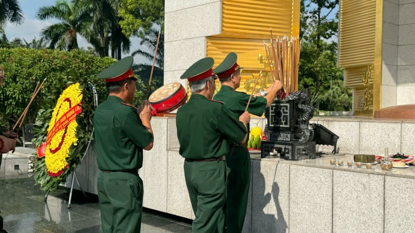 Ba hồi chuông chùa tri ân, nối dài hành trình ‘Gọi tên những vì sao đất nước’ - Ảnh 2.