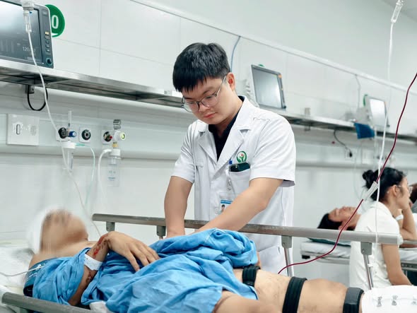 Cấp cứu nạn nhân vụ ô tô khách lao khỏi cao tốc Pháp Vân - Cầu Giẽ- Ảnh 1.