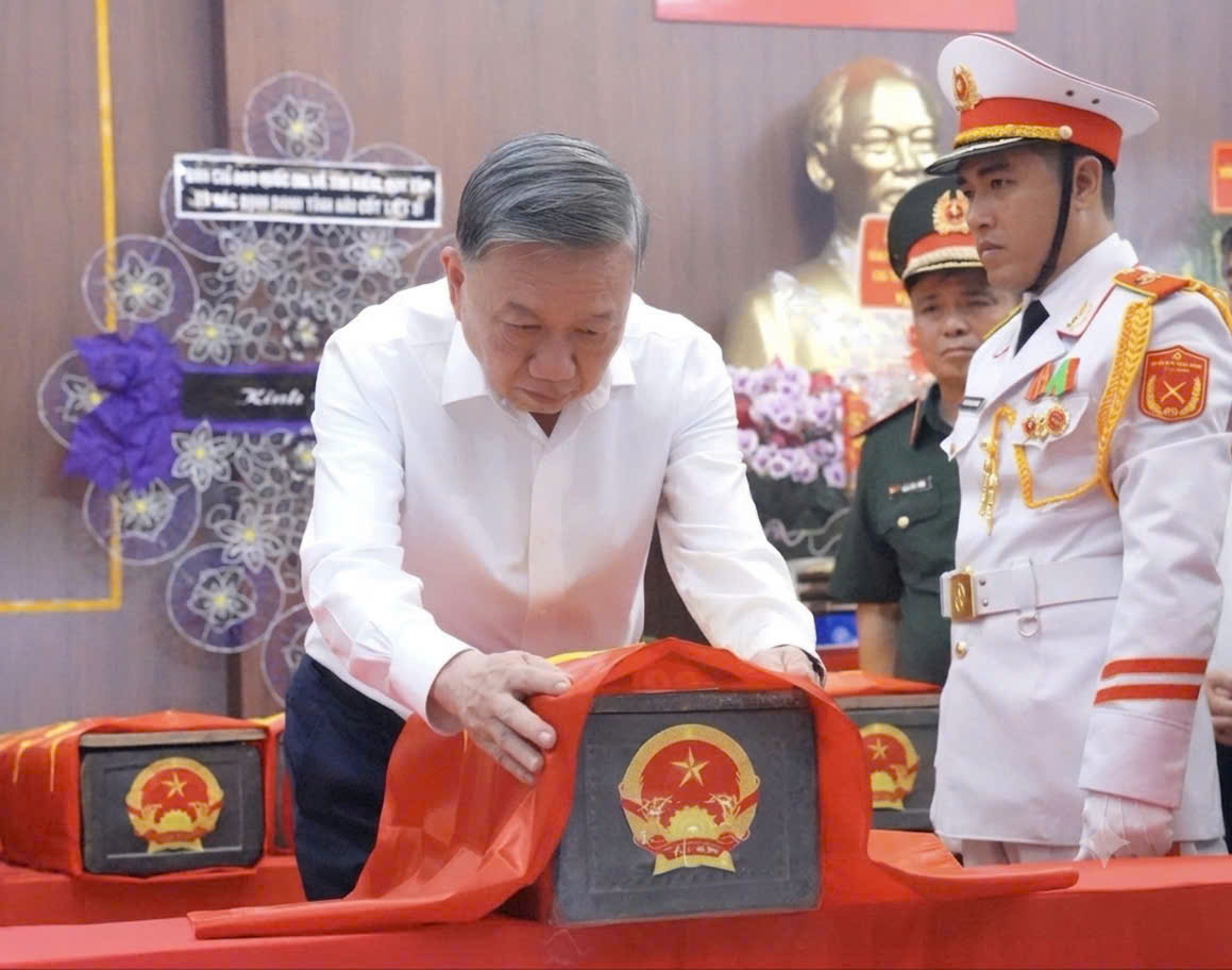Tổng Bí thư, Chủ tịch nước Tô Lâm kiểm tra công tác tìm kiếm, quy tập hài cốt liệt sỹ tại công viên Lê Thị Riêng- Ảnh 3.