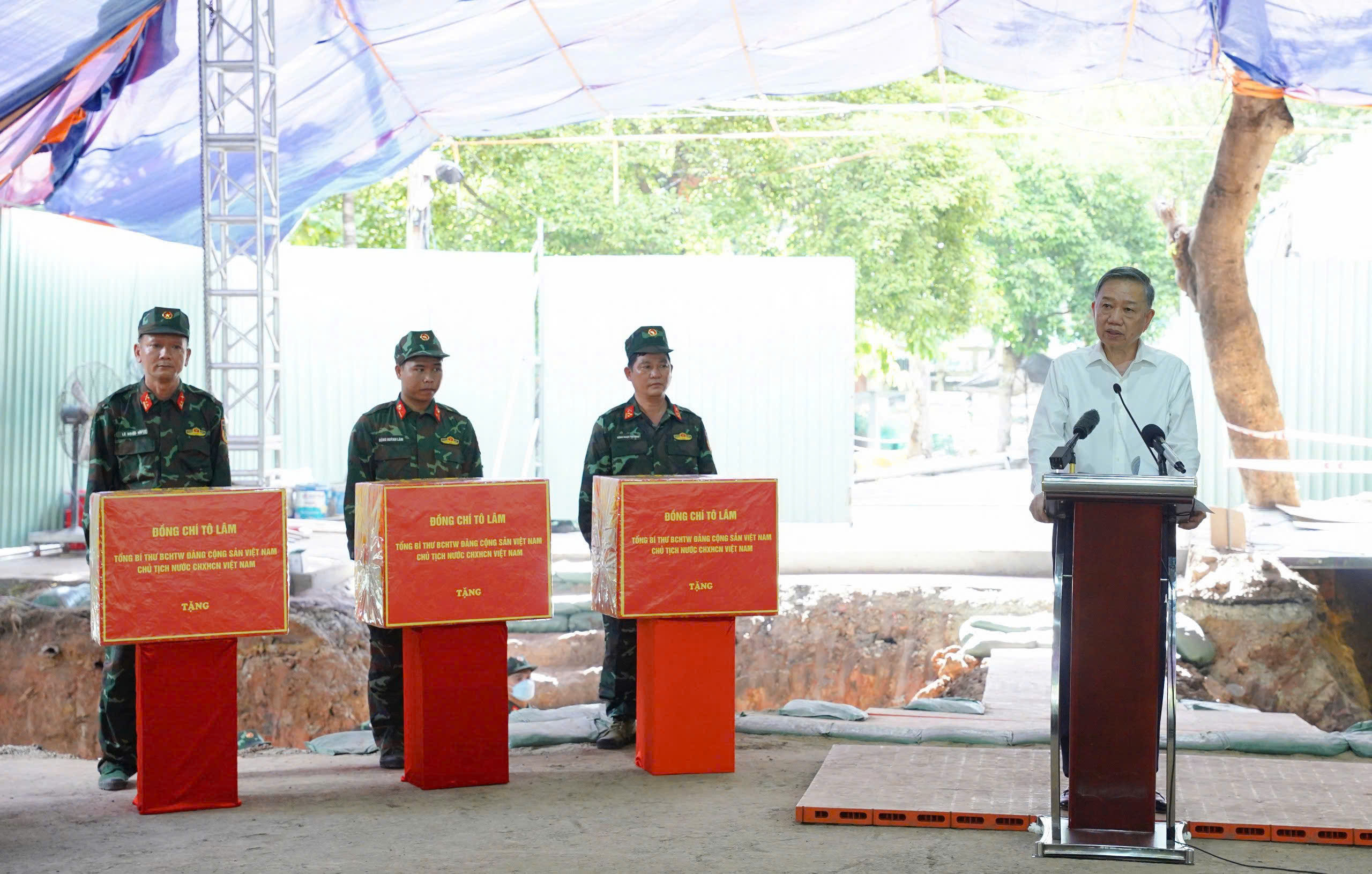 Tổng Bí thư, Chủ tịch nước Tô Lâm kiểm tra công tác tìm kiếm, quy tập hài cốt liệt sỹ tại công viên Lê Thị Riêng- Ảnh 4.