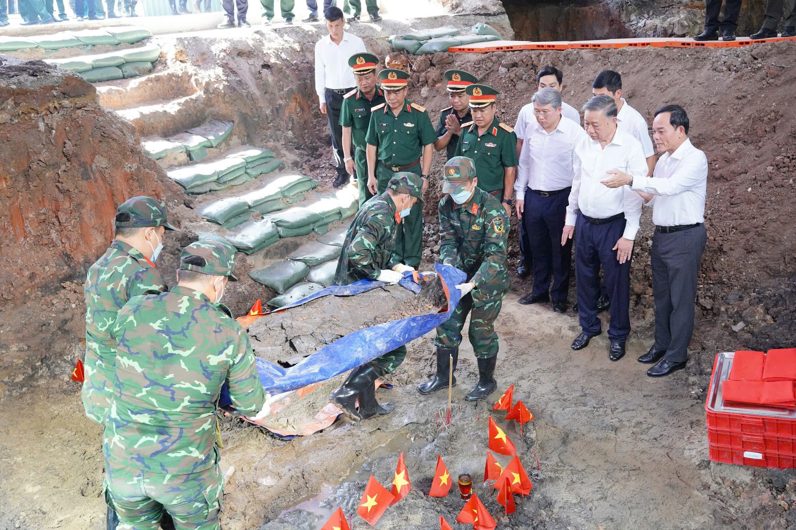 Tổng Bí thư, Chủ tịch nước Tô Lâm kiểm tra công tác tìm kiếm, quy tập hài cốt liệt sỹ tại công viên Lê Thị Riêng- Ảnh 5.