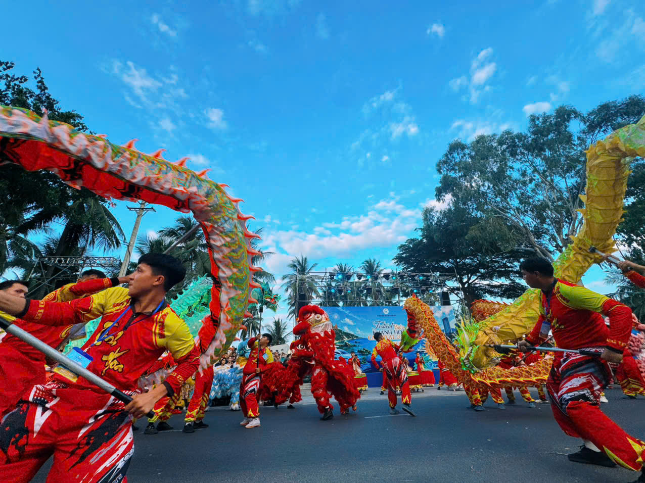 Carnival rực rỡ sắc màu, khuấy động mùa Festival Biển Khánh Hòa 2026 - Ảnh 1.