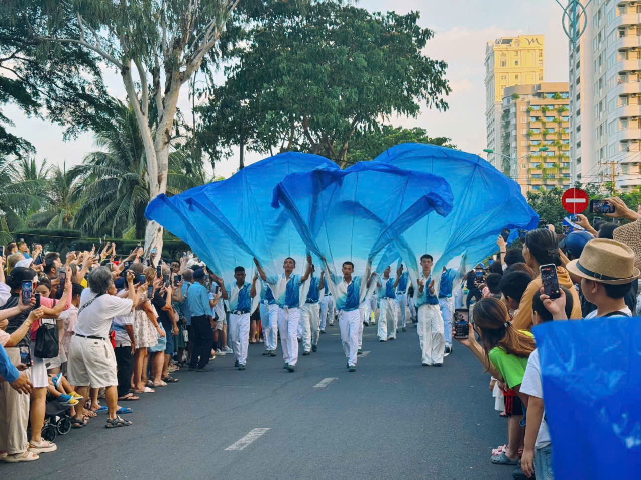 Carnival rực rỡ sắc màu, khuấy động mùa Festival Biển Khánh Hòa 2026 - Ảnh 15.