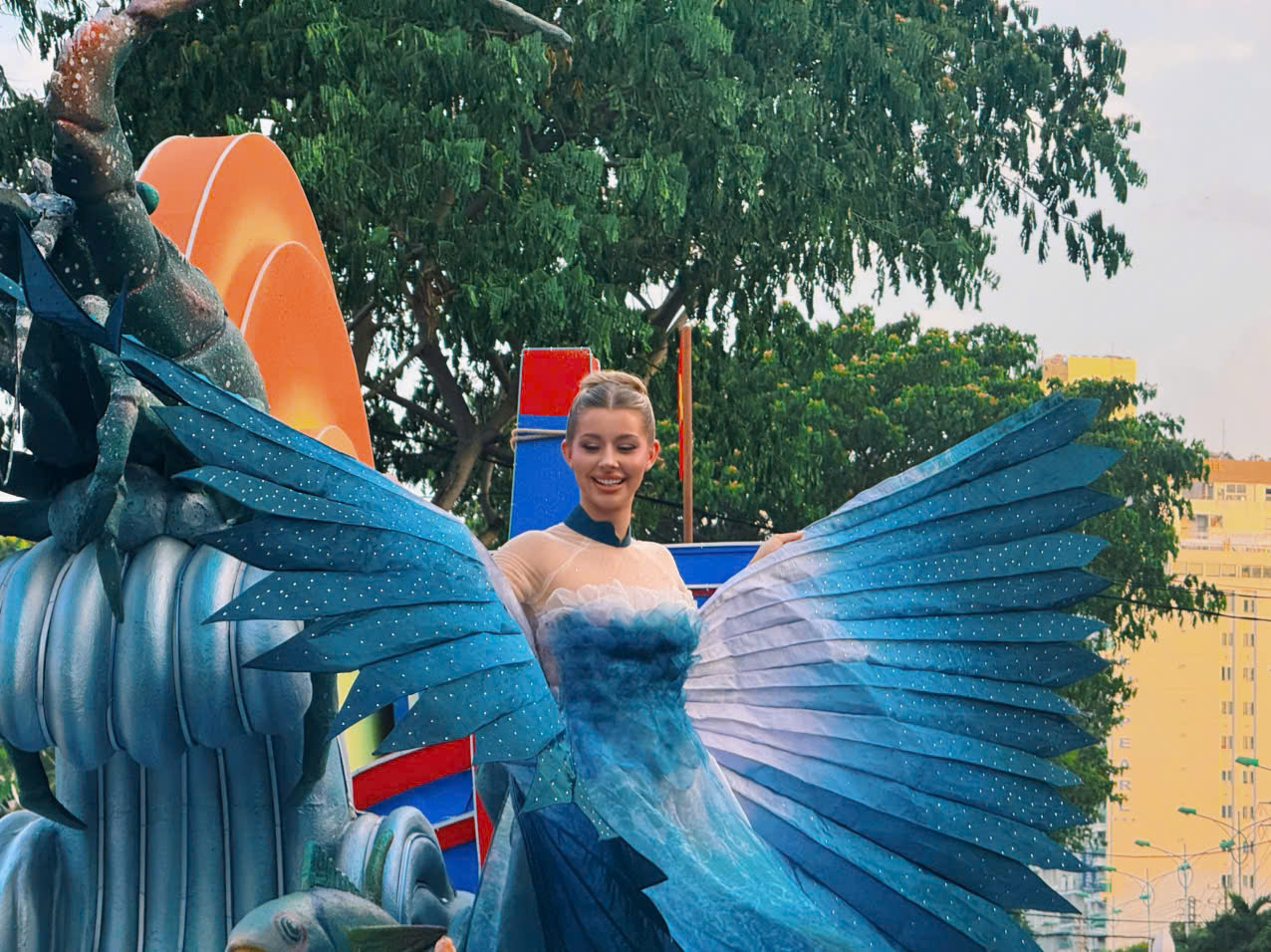 Carnival rực rỡ sắc màu, khuấy động mùa Festival Biển Khánh Hòa 2026 - Ảnh 6.