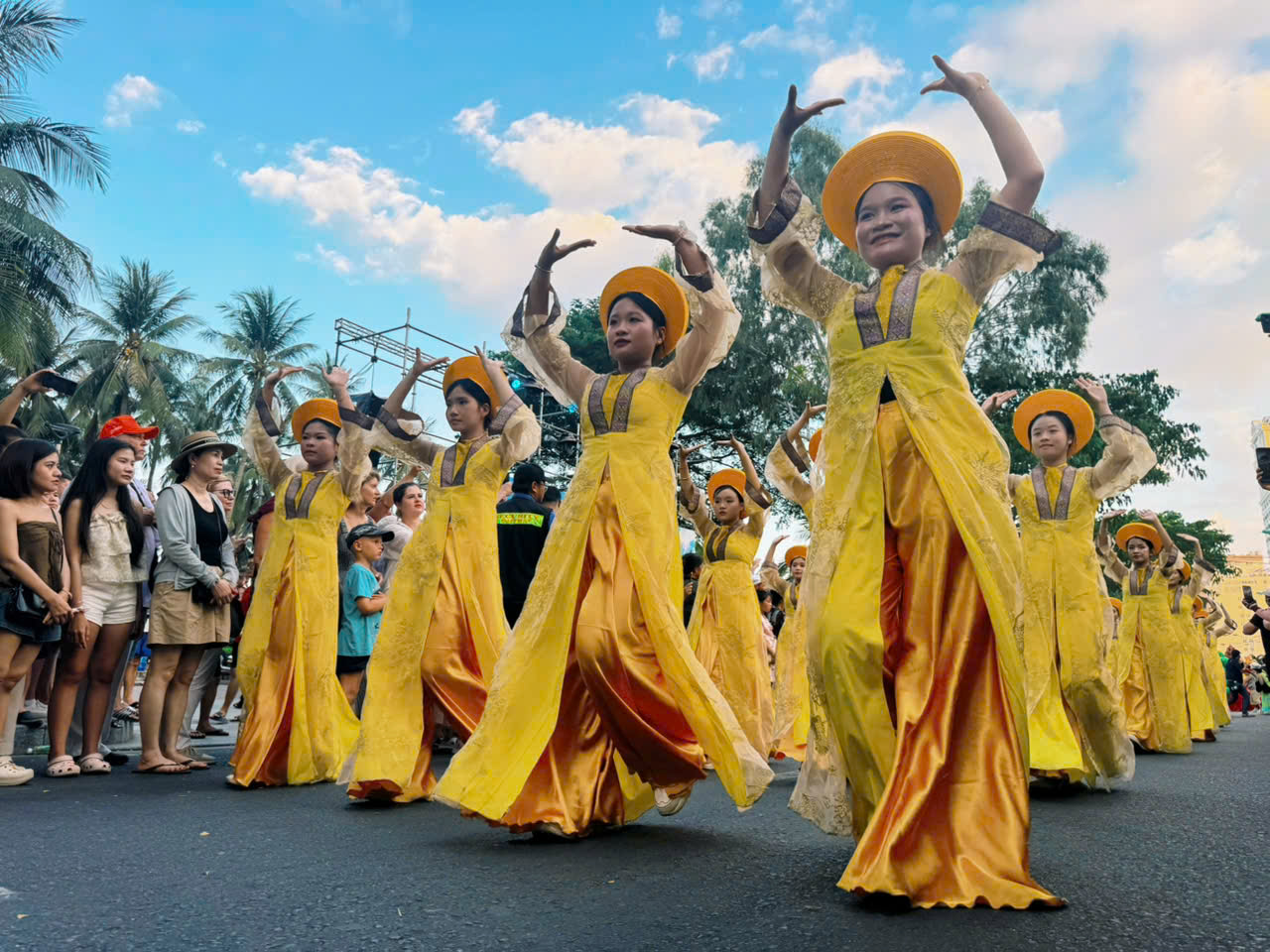 Carnival rực rỡ sắc màu, khuấy động mùa Festival Biển Khánh Hòa 2026 - Ảnh 11.