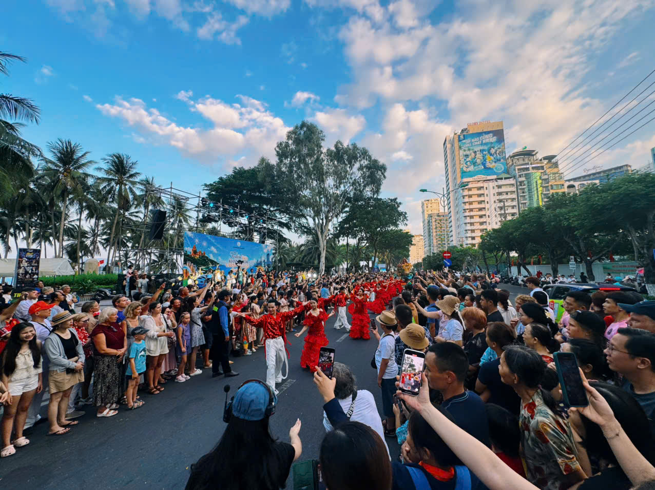 Carnival rực rỡ sắc màu, khuấy động mùa Festival Biển Khánh Hòa 2026 - Ảnh 3.