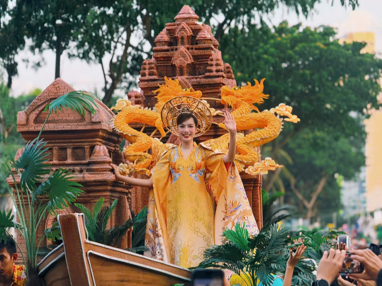 Carnival rực rỡ sắc màu, khuấy động mùa Festival Biển Khánh Hòa 2026 - Ảnh 4.