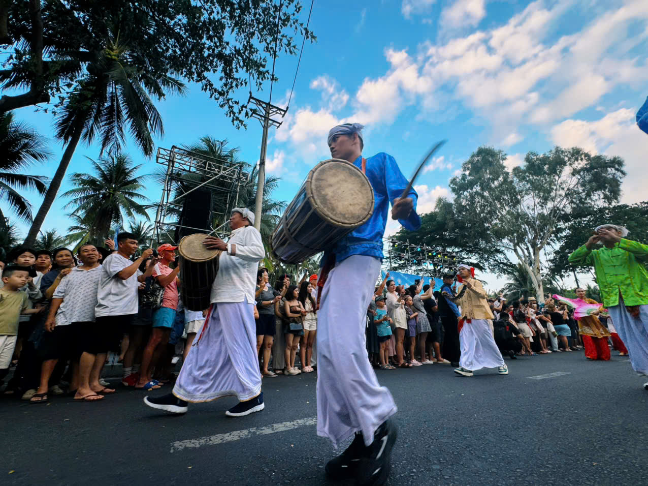 Carnival rực rỡ sắc màu, khuấy động mùa Festival Biển Khánh Hòa 2026 - Ảnh 12.