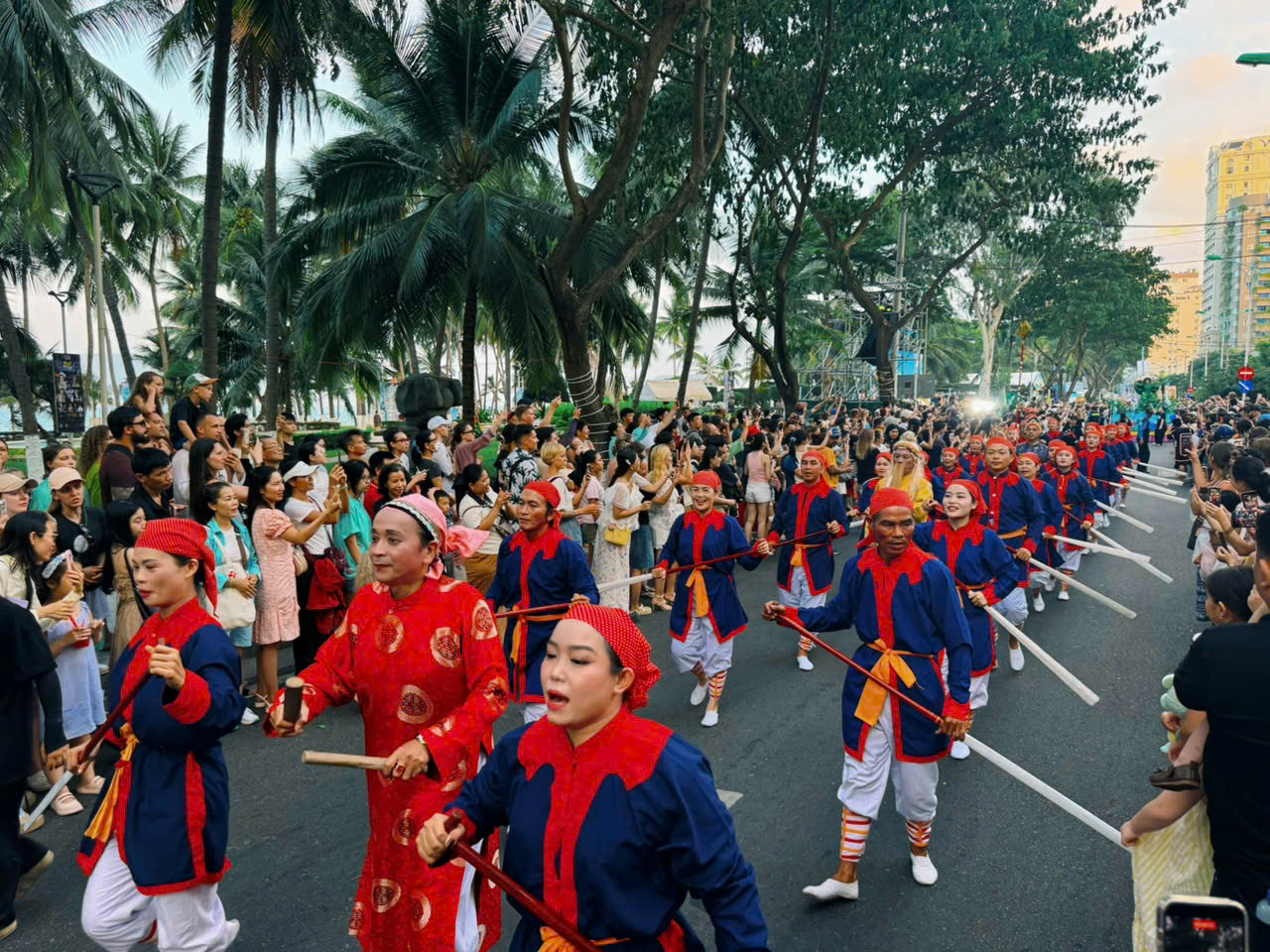 Carnival rực rỡ sắc màu, khuấy động mùa Festival Biển Khánh Hòa 2026 - Ảnh 7.