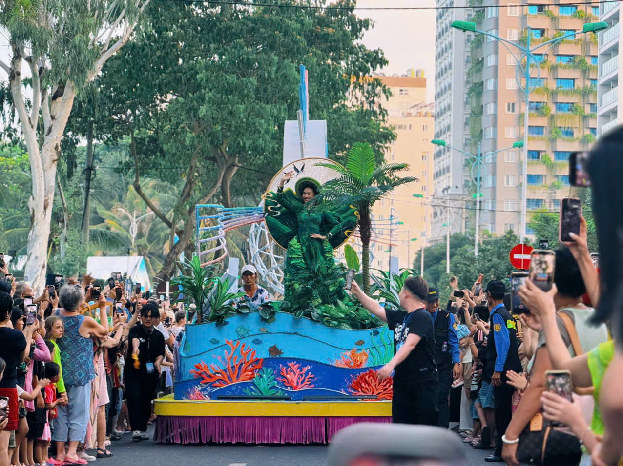 Carnival rực rỡ sắc màu, khuấy động mùa Festival Biển Khánh Hòa 2026 - Ảnh 5.