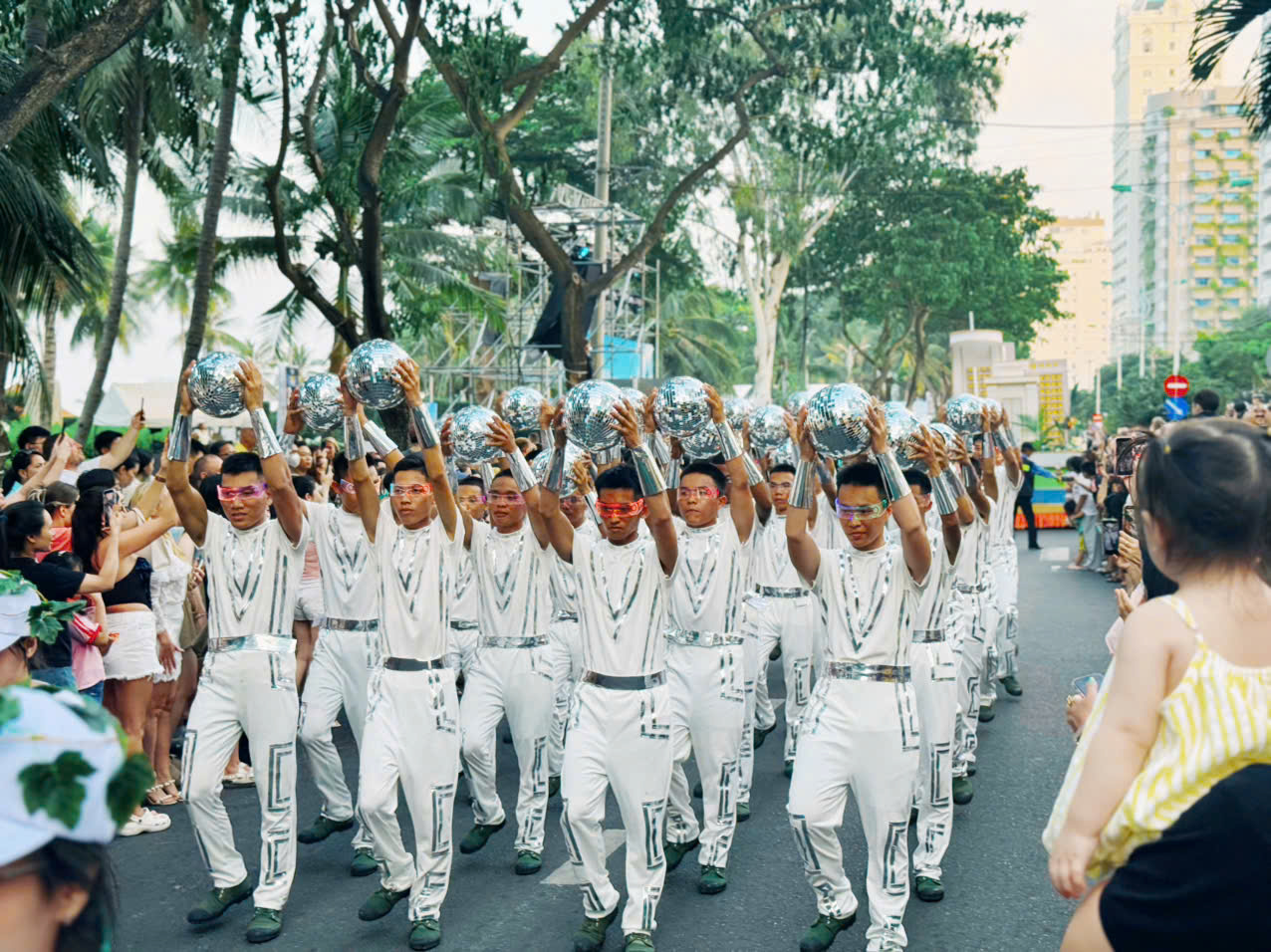 Carnival rực rỡ sắc màu, khuấy động mùa Festival Biển Khánh Hòa 2026 - Ảnh 16.