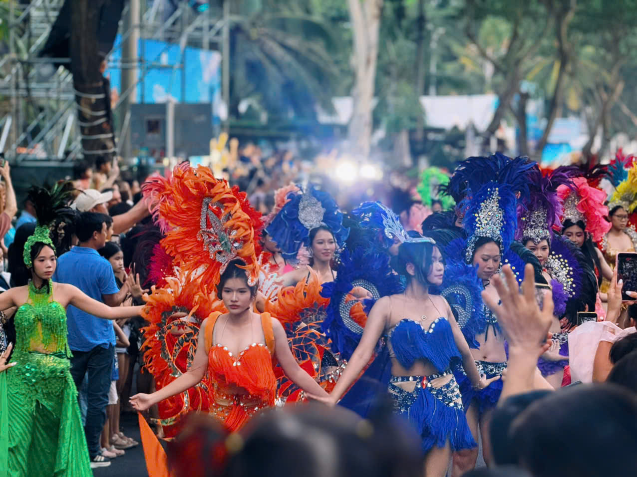 Carnival rực rỡ sắc màu, khuấy động mùa Festival Biển Khánh Hòa 2026 - Ảnh 17.