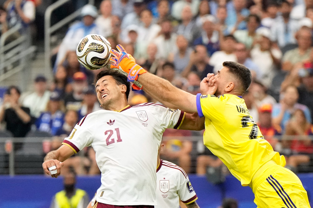 Muốn bảo vệ cúp Vàng và làm nên lịch sử, Messi phải vượt qua ba "Đấu sĩ bò tót"- Ảnh 3. Muốn bảo vệ cúp Vàng và làm nên lịch sử, Messi phải vượt qua ba "Đấu sĩ bò tót"- Ảnh 3.