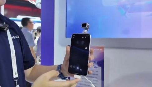 Điện thoại robot đầu ti&ecirc;n tr&ecirc;n thế giới - Ảnh 1.