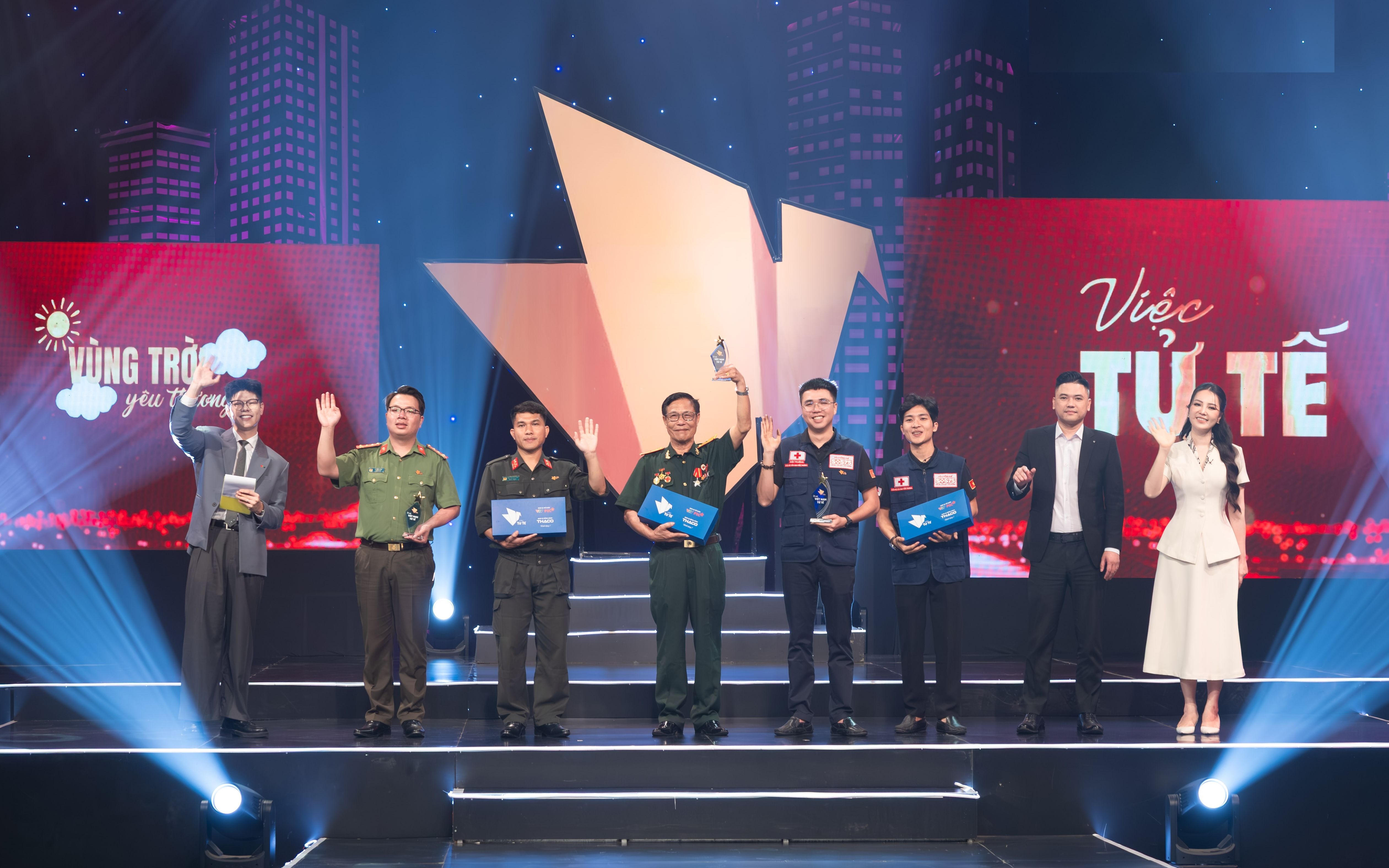 Việc tử tế tháng 8: Những người bước qua bóng tối để thắp sáng hy vọng cho cộng đồng- Ảnh 9.