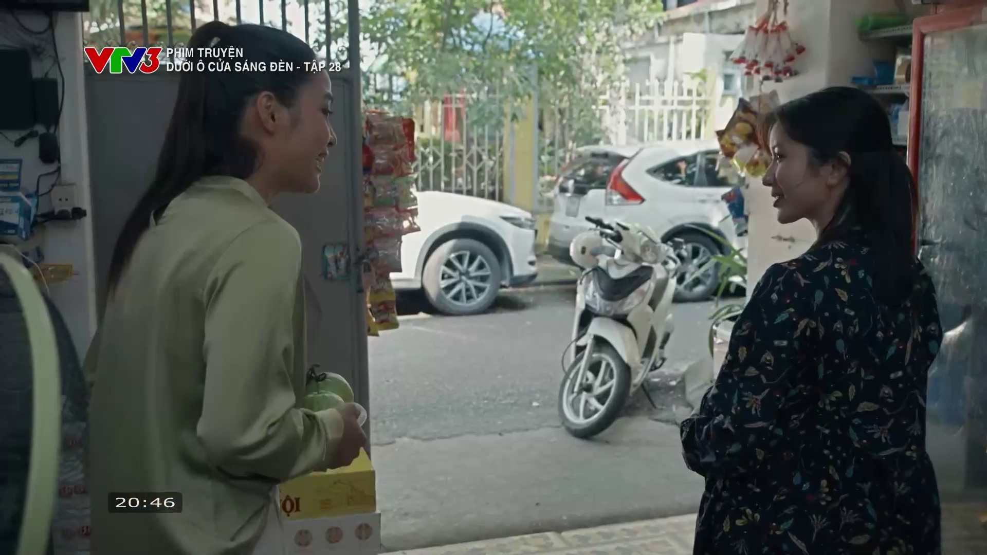 Dưới ô cửa sáng đèn - Tập 28: Sinh bị bà chủ gạ ở lại qua đêm- Ảnh 12.