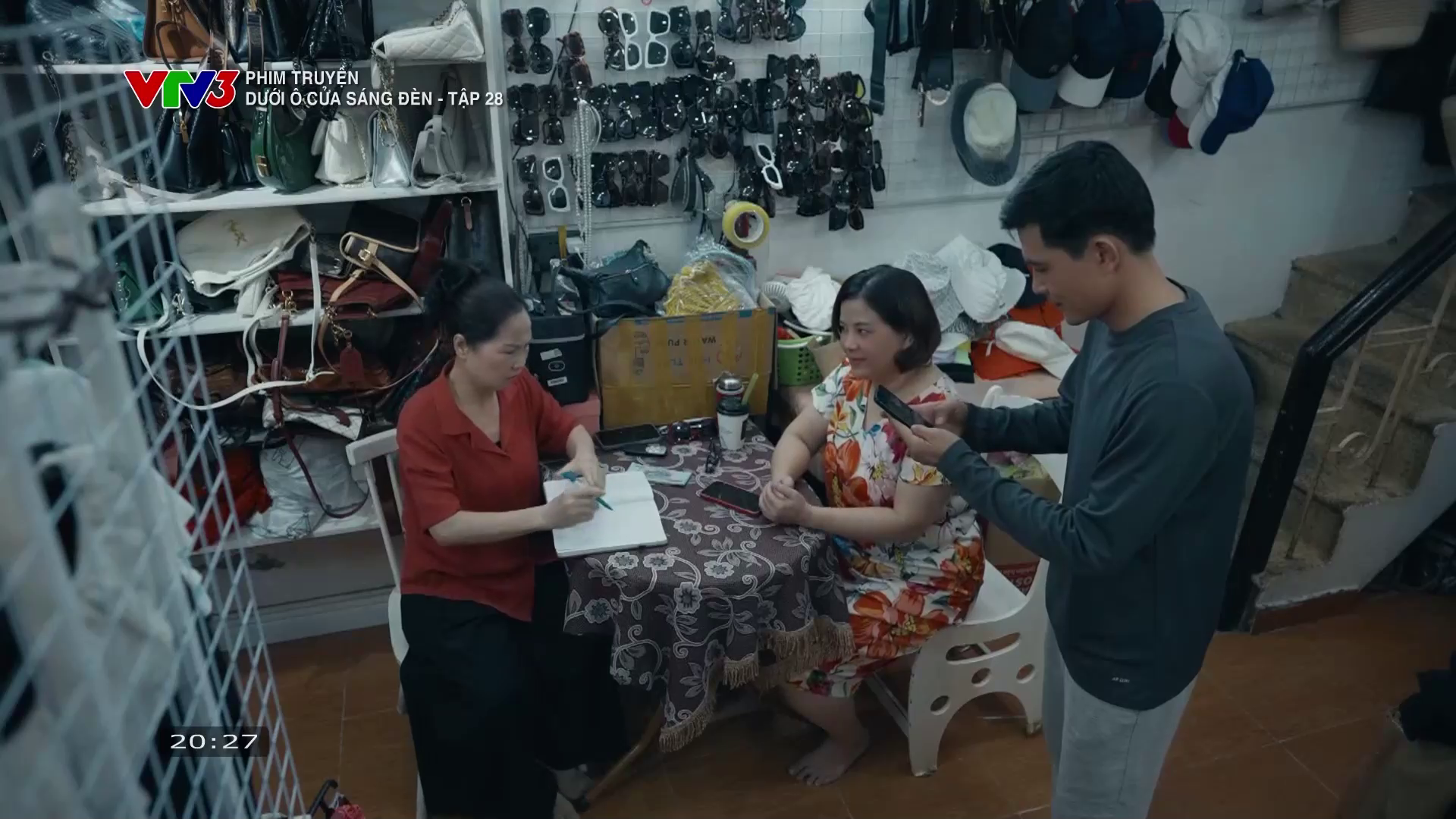 Dưới ô cửa sáng đèn - Tập 28: Sinh bị bà chủ gạ ở lại qua đêm- Ảnh 2.