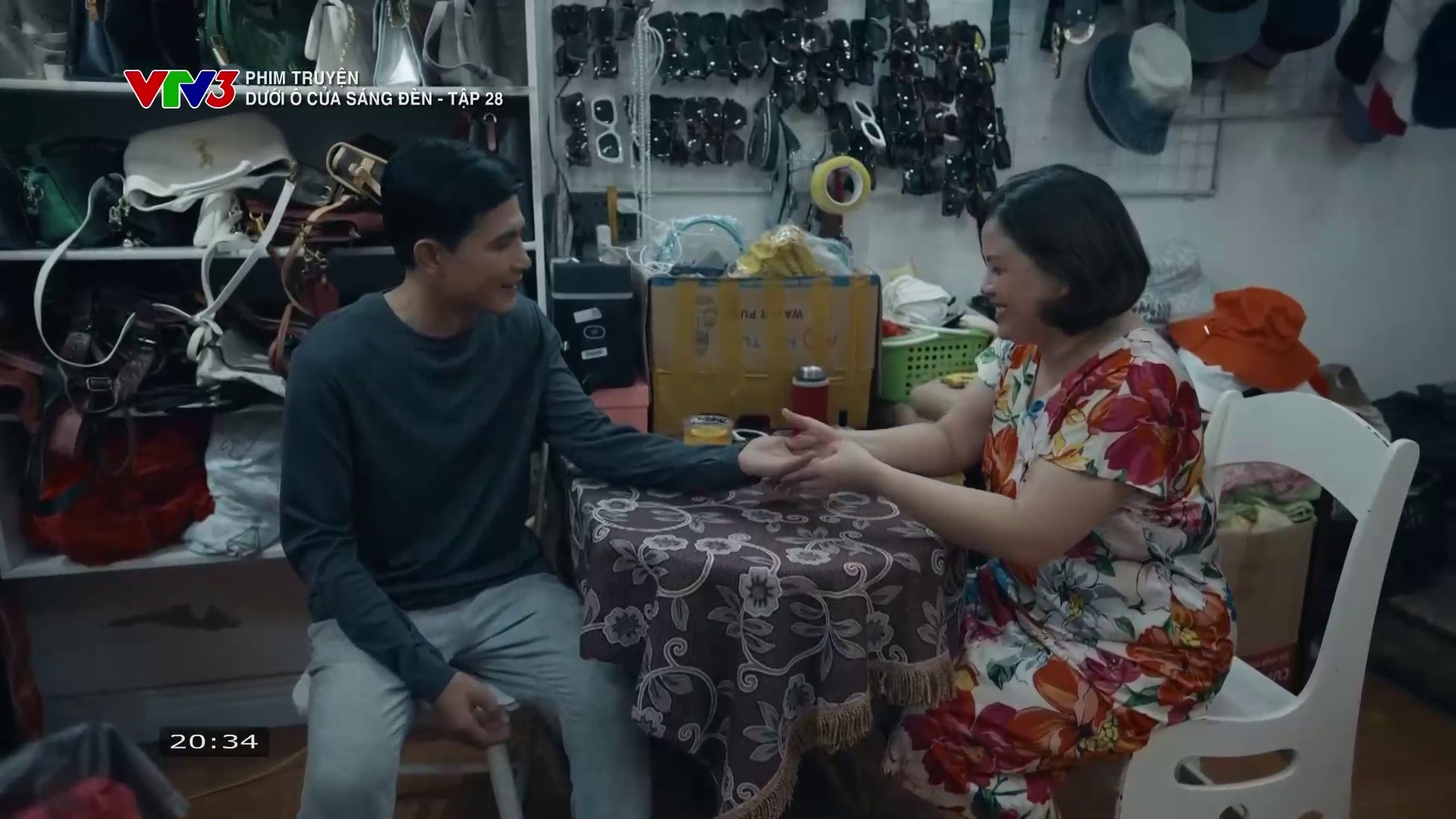 Dưới ô cửa sáng đèn - Tập 28: Sinh bị bà chủ gạ ở lại qua đêm- Ảnh 3.