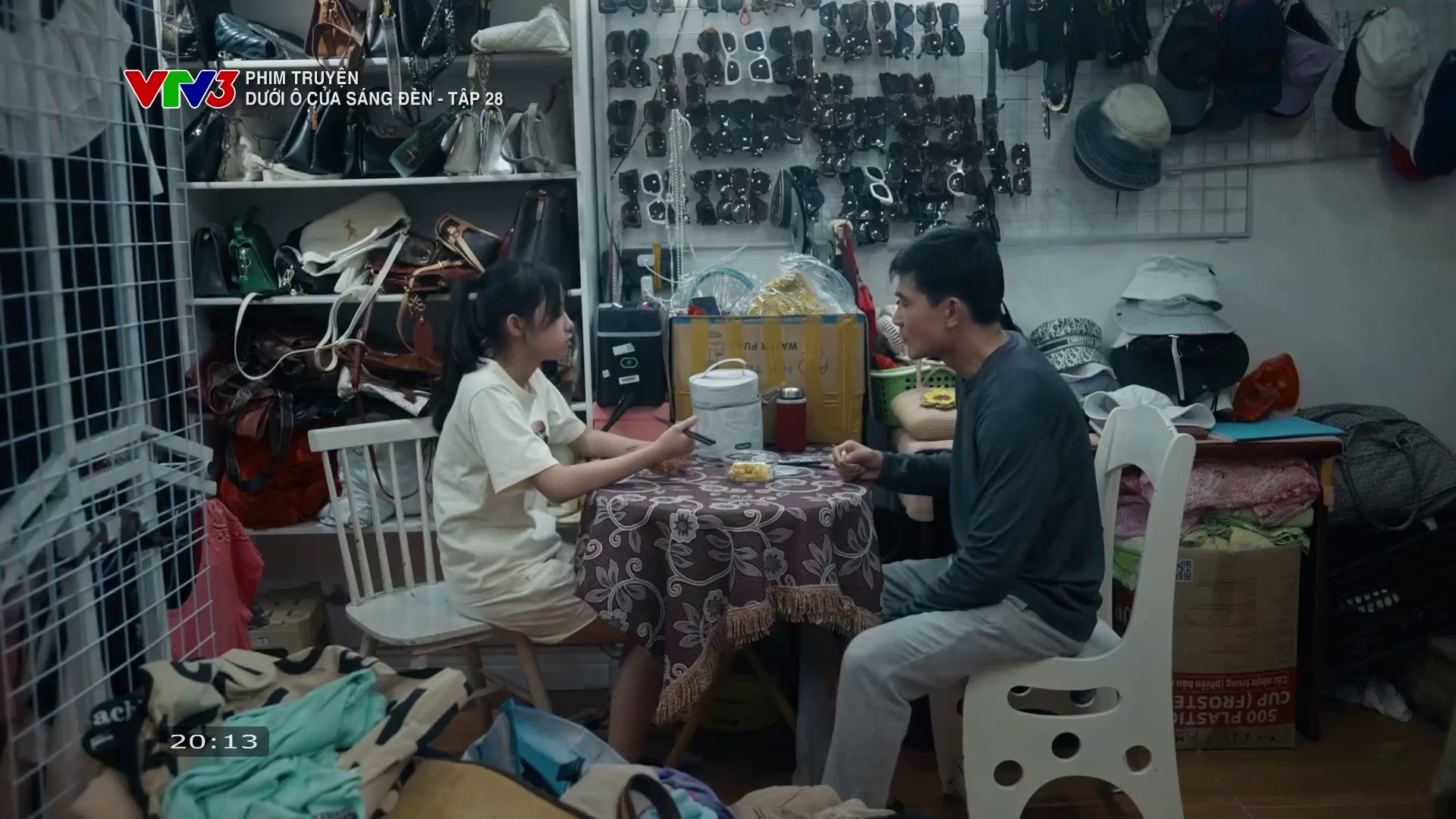 Dưới ô cửa sáng đèn - Tập 28: Sinh bị bà chủ gạ ở lại qua đêm- Ảnh 1.