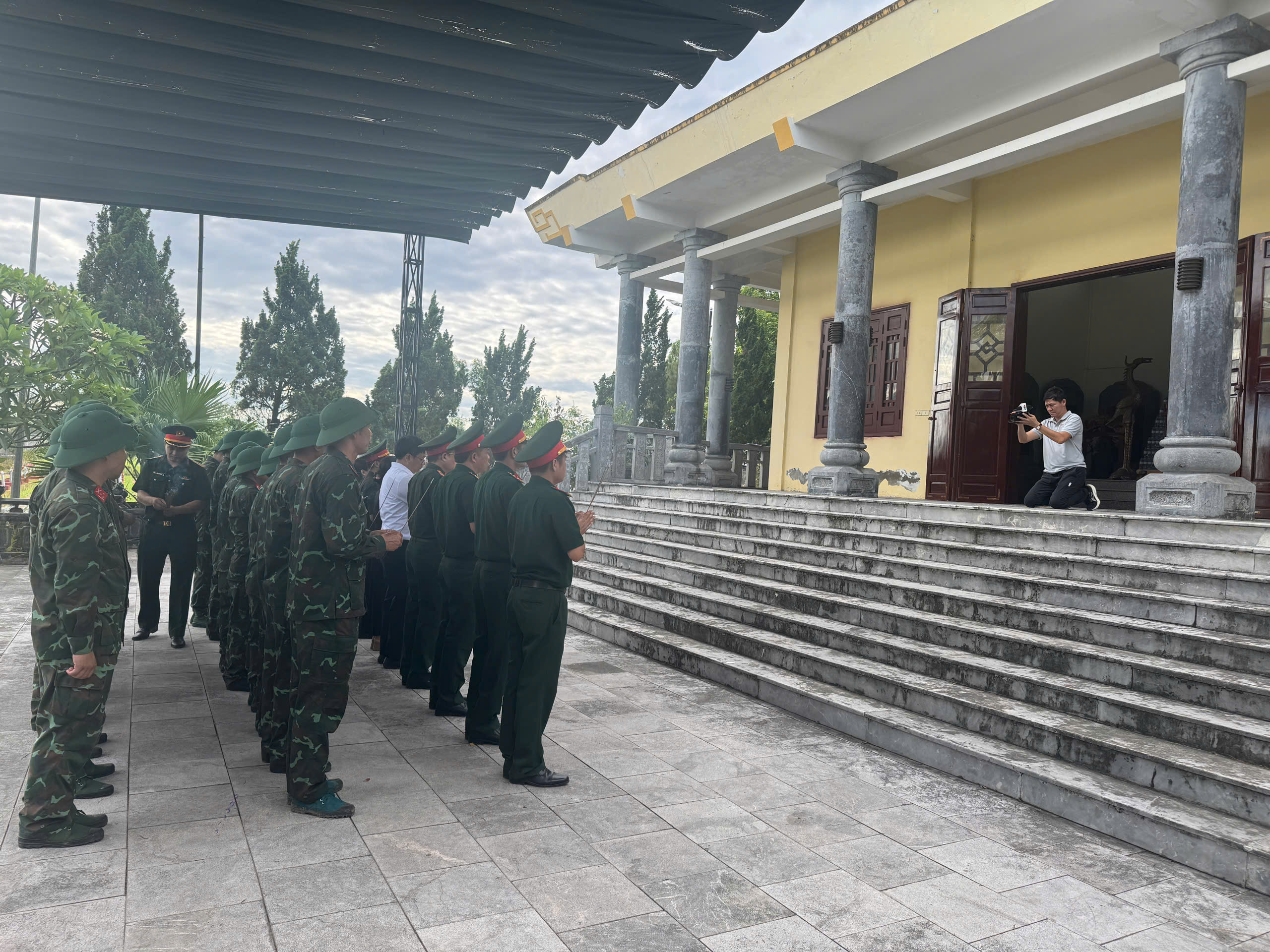 Phim t&agrave;i liệu Ph&iacute;a sau những trận đ&aacute;nh: H&agrave;nh tr&igrave;nh t&igrave;m lại t&ecirc;n cho những người đ&atilde; ng&atilde; xuống - Ảnh 4.