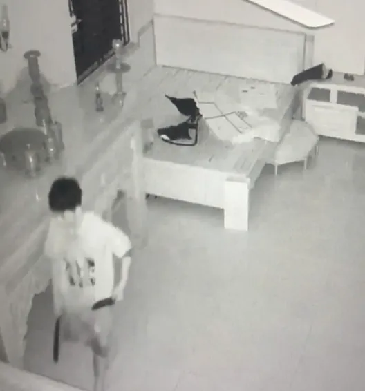 Nam thanh niên đột nhập nhà dân trong đêm, dùng dao khống chế 3 mẹ con cướp tài sản - Ảnh 1.