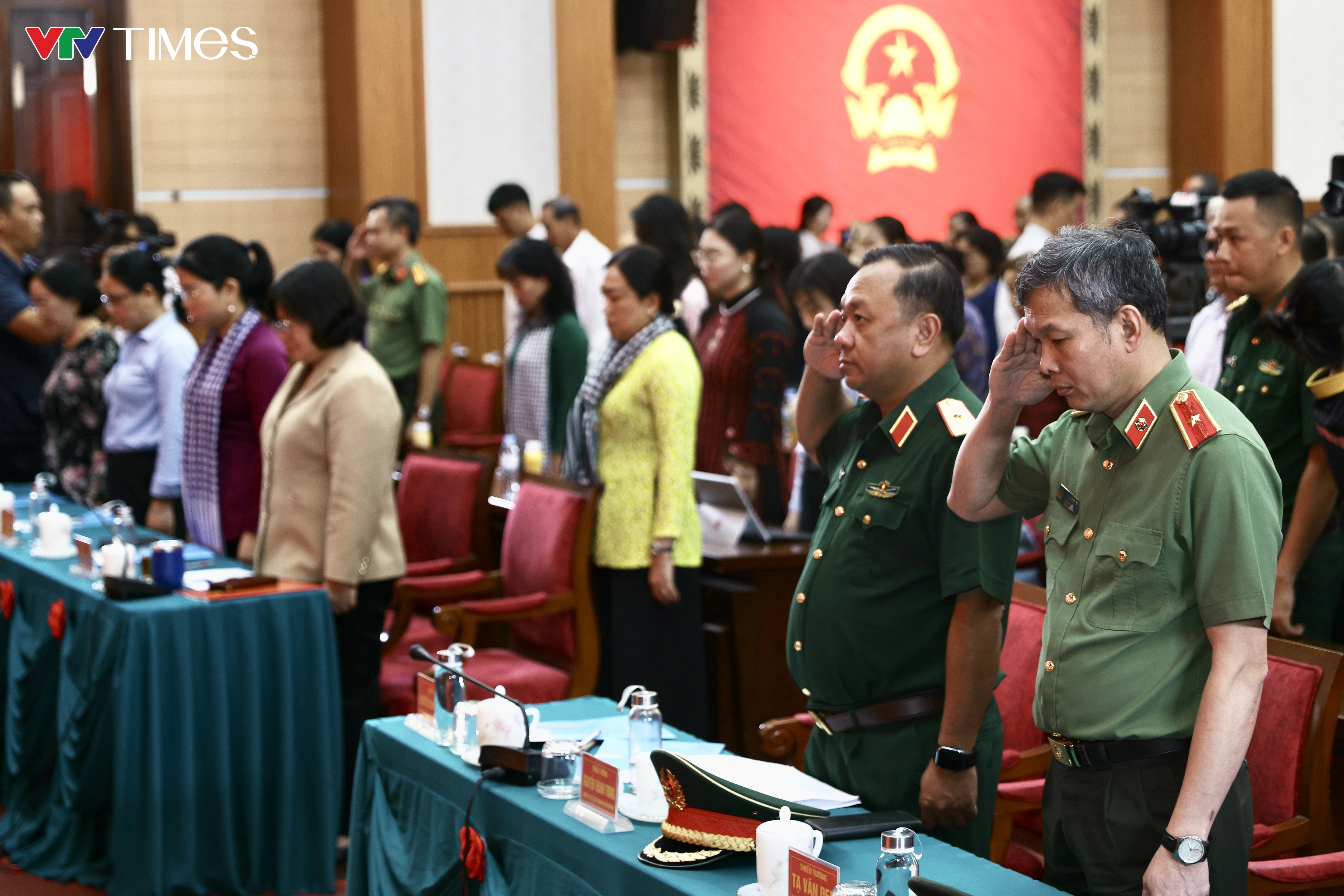 Nghẹn ngào giây phút những người vợ nhận di ảnh liệt sĩ được phục dựng - Ảnh 2.