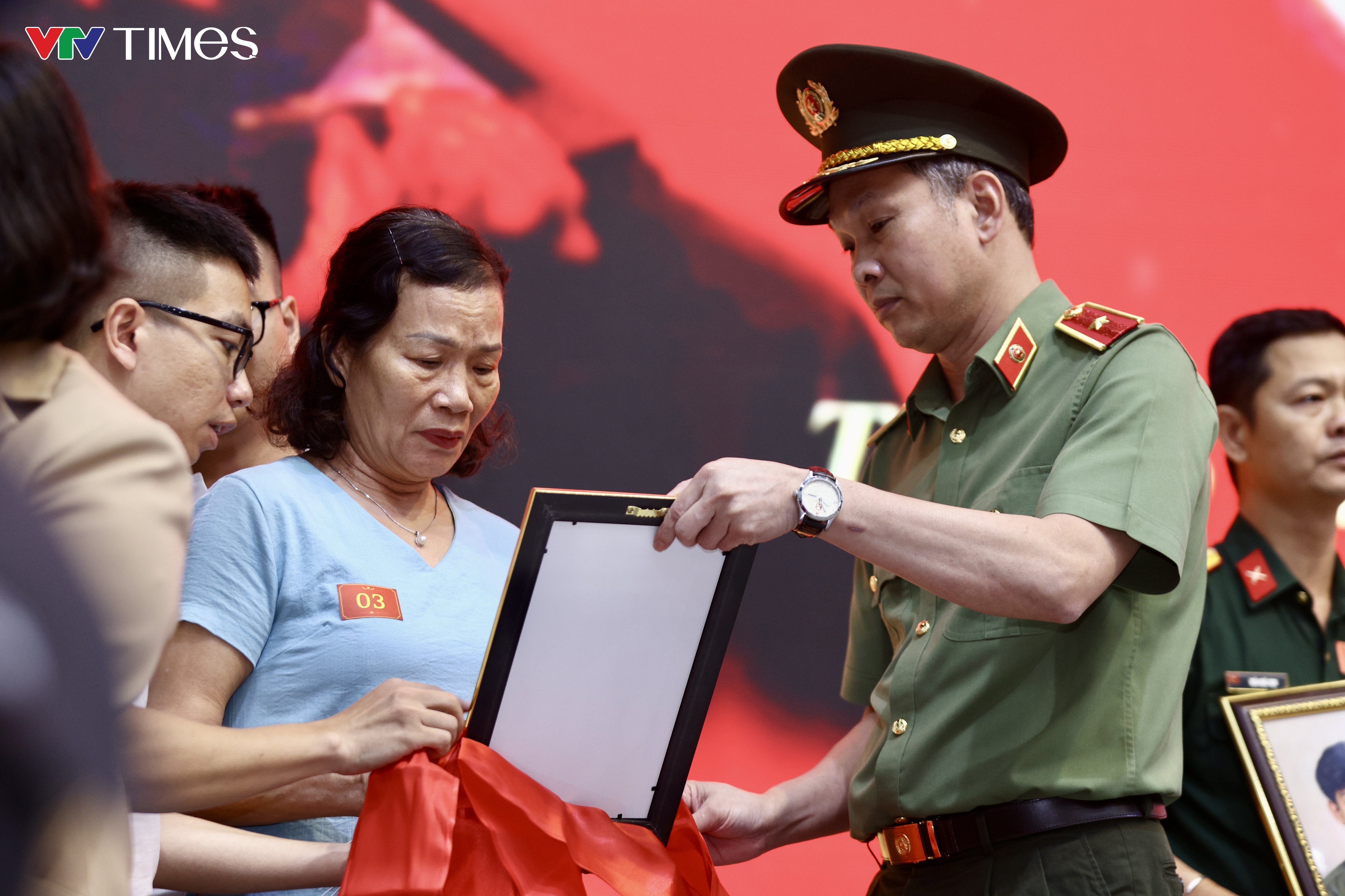 Nghẹn ngào giây phút những người vợ nhận di ảnh liệt sĩ được phục dựng - Ảnh 13.