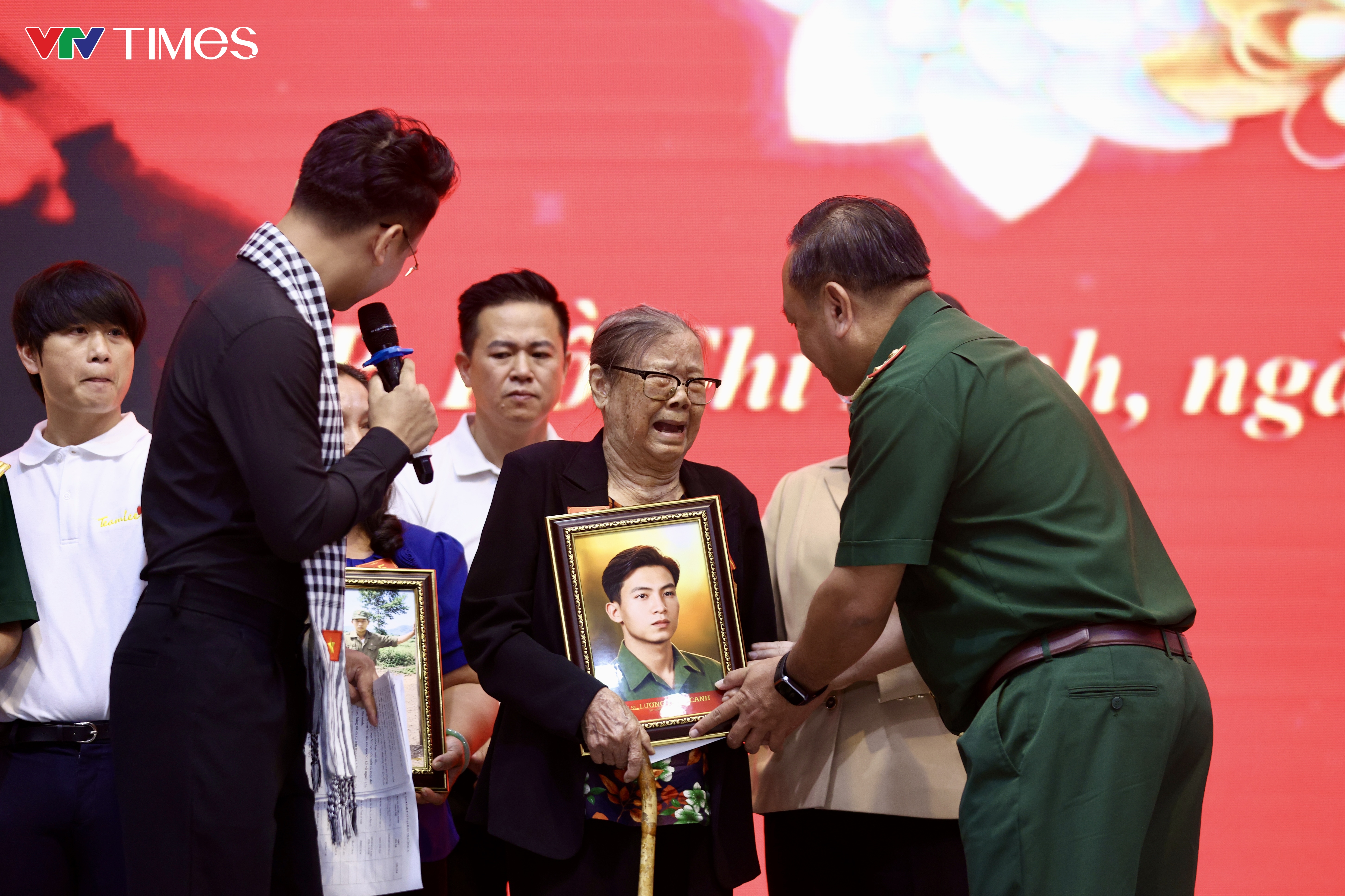 Nghẹn ngào giây phút những người vợ nhận di ảnh liệt sĩ được phục dựng - Ảnh 7.