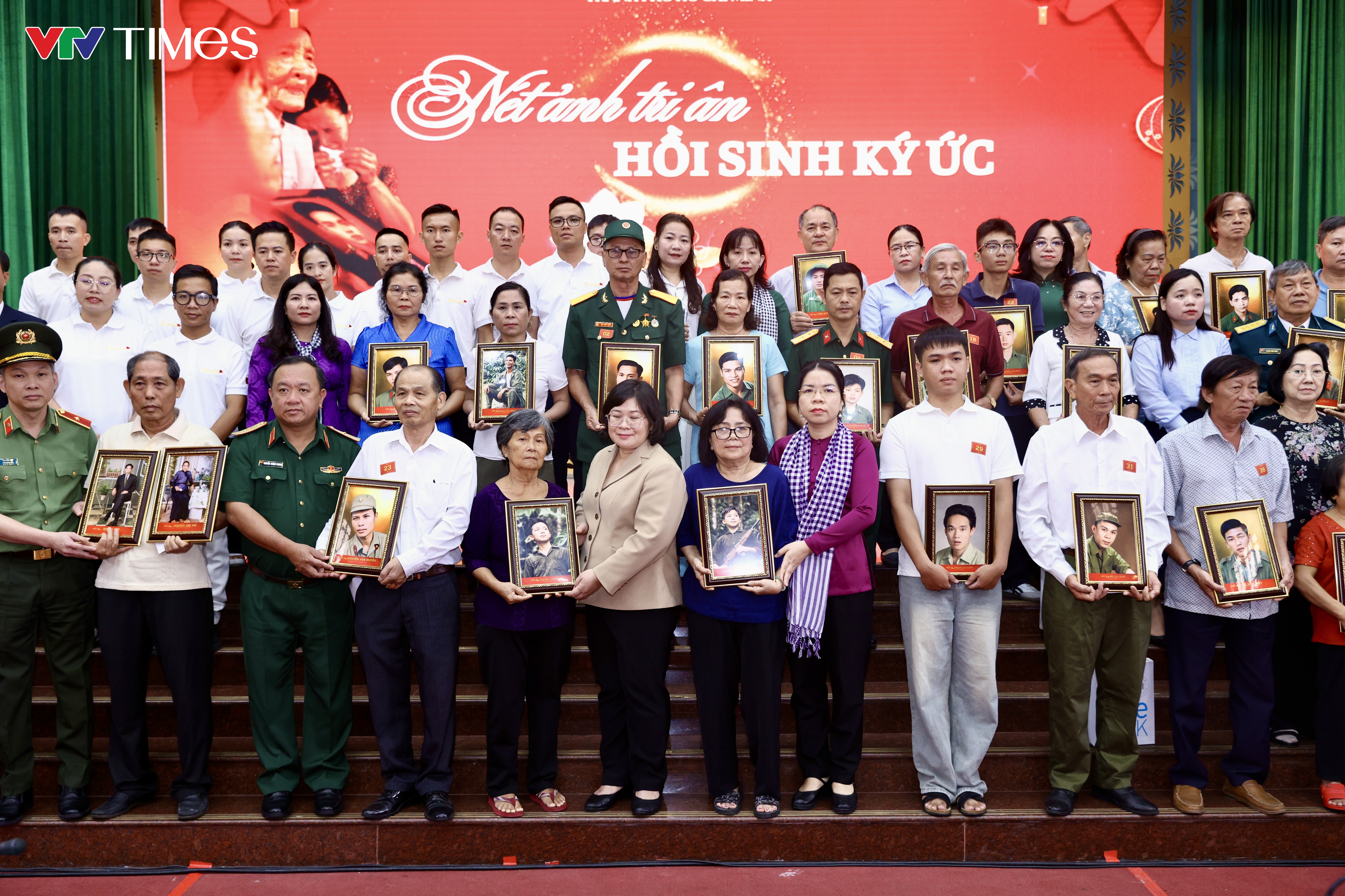 Nghẹn ngào giây phút những người vợ nhận di ảnh liệt sĩ được phục dựng - Ảnh 9.