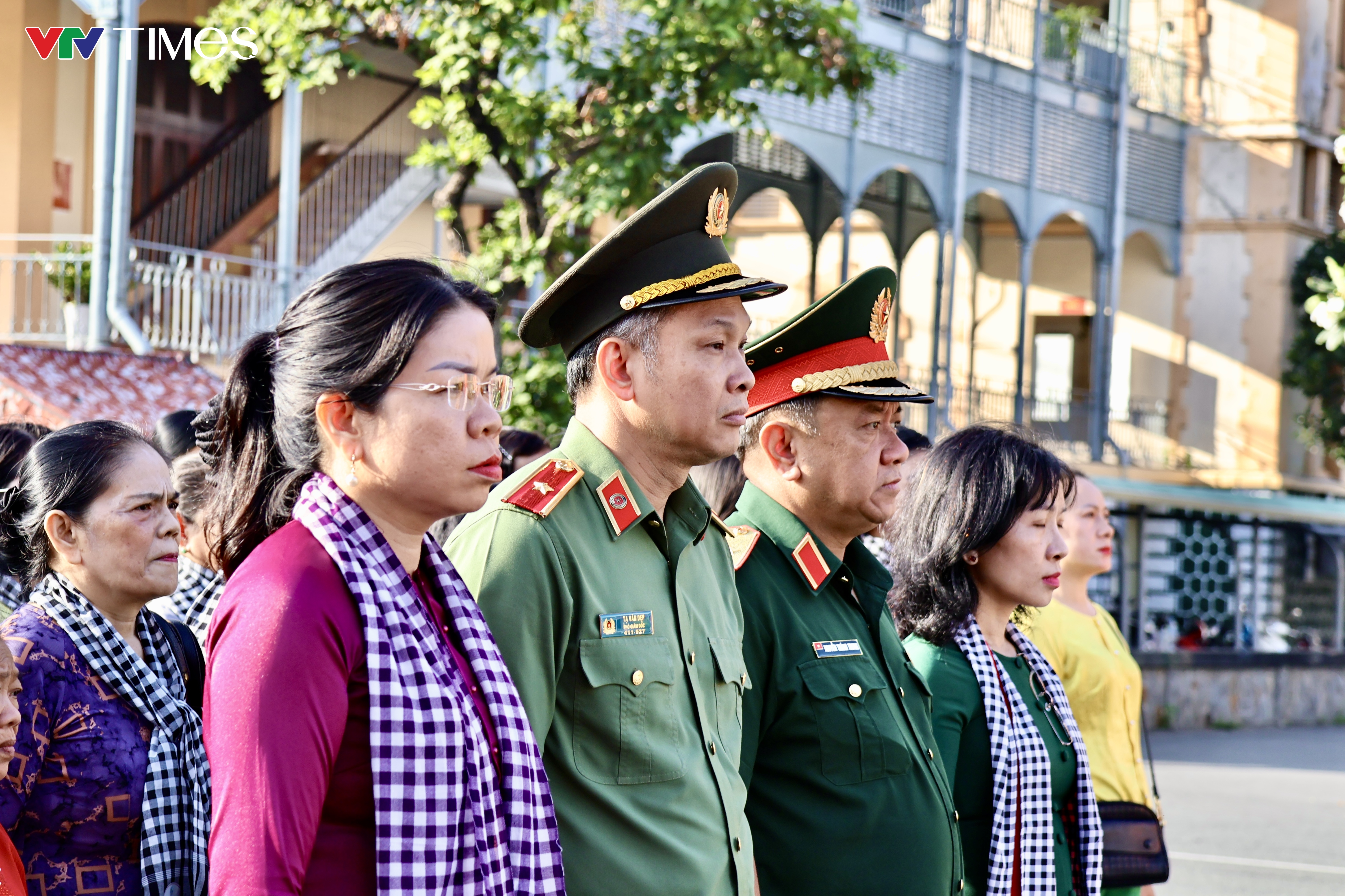Nghẹn ngào giây phút những người vợ nhận di ảnh liệt sĩ được phục dựng - Ảnh 1.