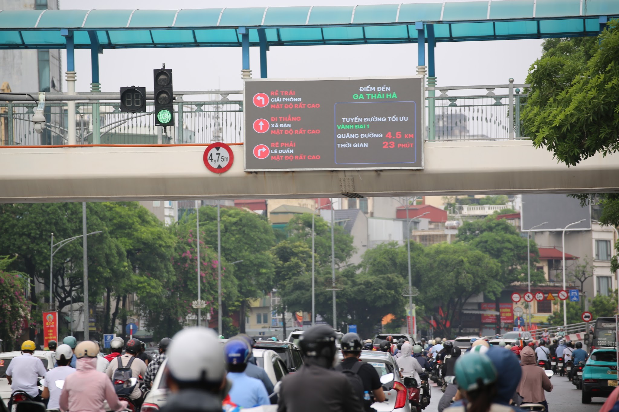 Hà Nội: Thêm tiện ích cho người tham gia giao thông từ hệ thống màn hình LED thông minh - Ảnh 1.