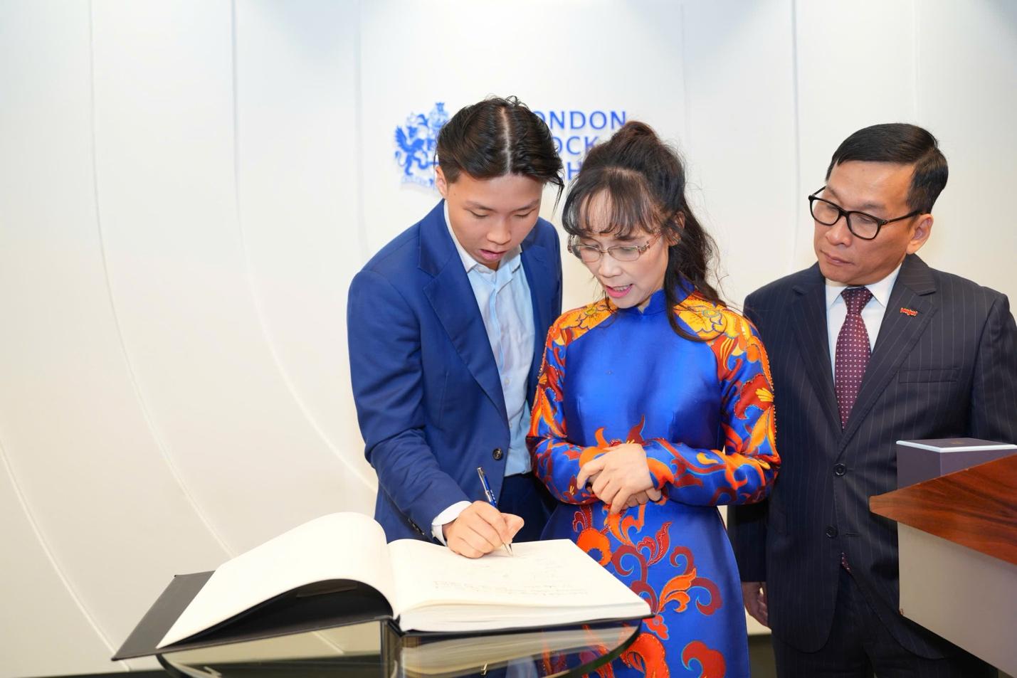 Tiến sĩ Nguyễn Thị Phương Thảo bấm nút mở phiên Sàn Chứng khoán London - Ảnh 10.